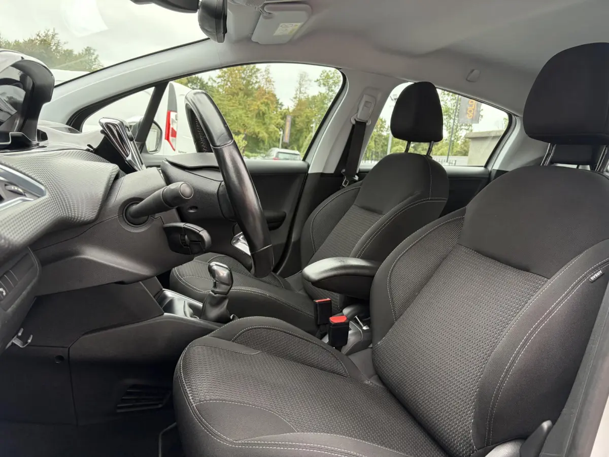 1.2 PureTech Blue Lease Executive ✓Dealer Onderhouden✓2e Eigenaar✓Navi✓Carplay✓Clima✓Cruise✓Pdc✓5 Deurs✓16'' Lm velgen✓N.A.P✓Apk tot 09-2027