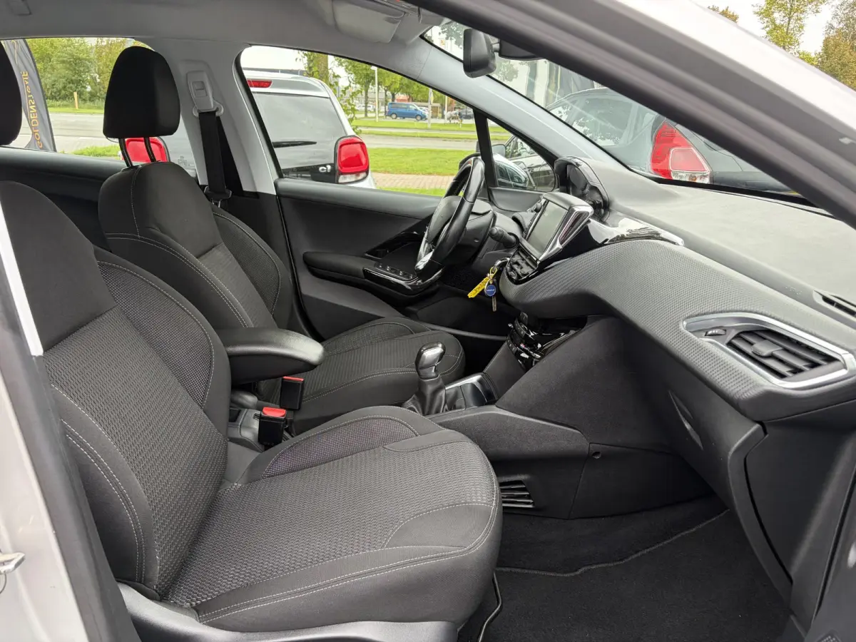 1.2 PureTech Blue Lease Executive ✓Dealer Onderhouden✓2e Eigenaar✓Navi✓Carplay✓Clima✓Cruise✓Pdc✓5 Deurs✓16'' Lm velgen✓N.A.P✓Apk tot 09-2027