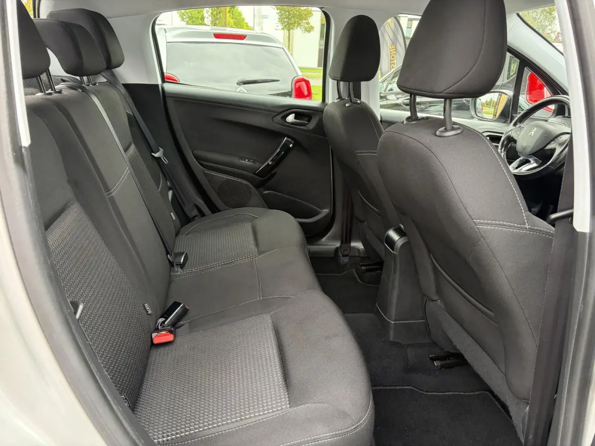 1.2 PureTech Blue Lease Executive ✓Dealer Onderhouden✓2e Eigenaar✓Navi✓Carplay✓Clima✓Cruise✓Pdc✓5 Deurs✓16'' Lm velgen✓N.A.P✓Apk tot 09-2027