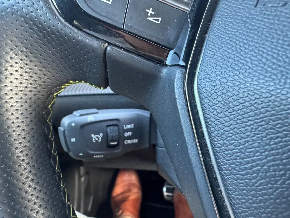 EV GT 50 kWh Alcantara/Leer | 18" Lichtmetaal | Stoelverwarming | LED | Adpatieve Cruise | Climate | Camera | Achteruitrijcamera | Afwijkende dakkleur | Airco (automatisch)