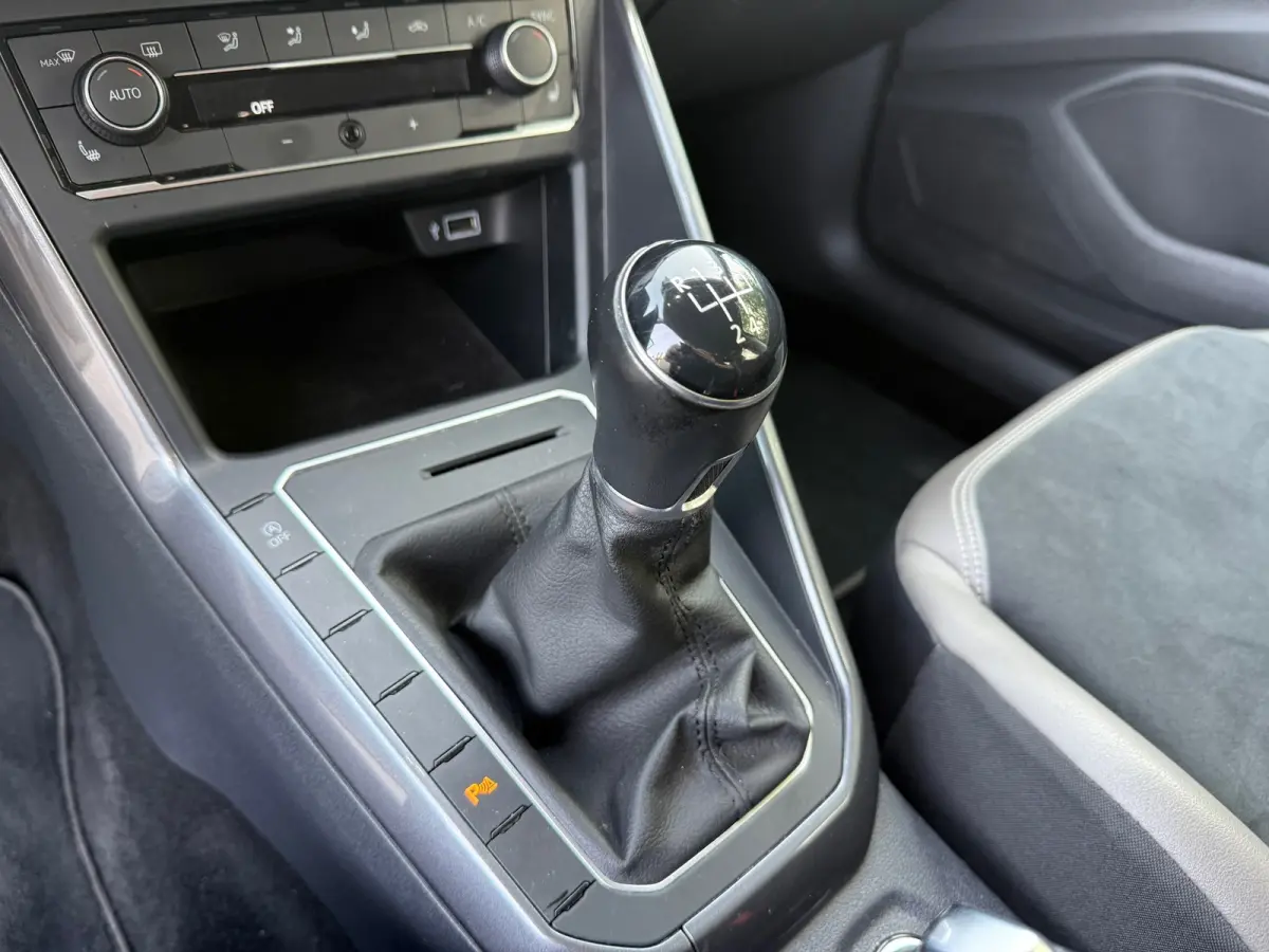 1.0 TSI R-LINE PDC I CARPLAY I CRUISE I LEER I CLIMA I 1E EIG I UNIEK
