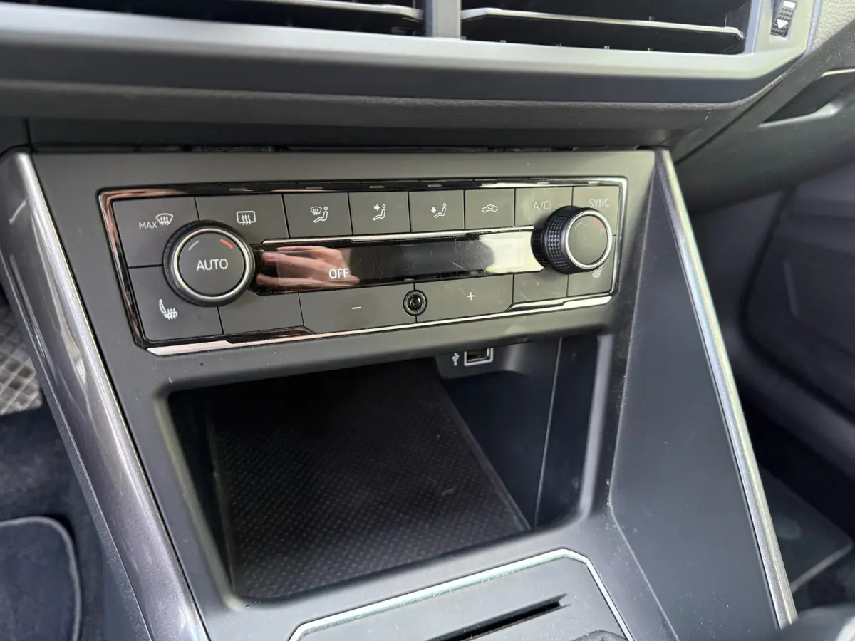 1.0 TSI R-LINE PDC I CARPLAY I CRUISE I LEER I CLIMA I 1E EIG I UNIEK