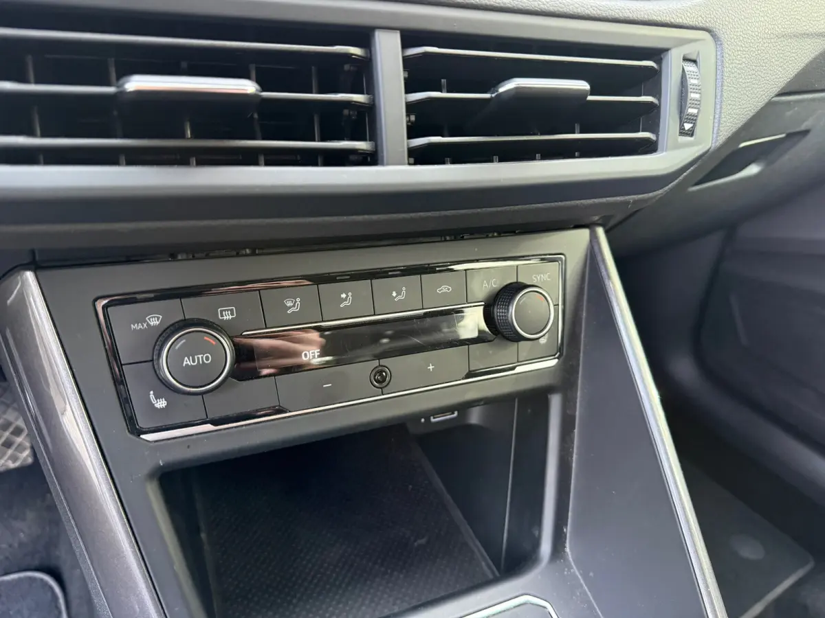 1.0 TSI R-LINE PDC I CARPLAY I CRUISE I LEER I CLIMA I 1E EIG I UNIEK