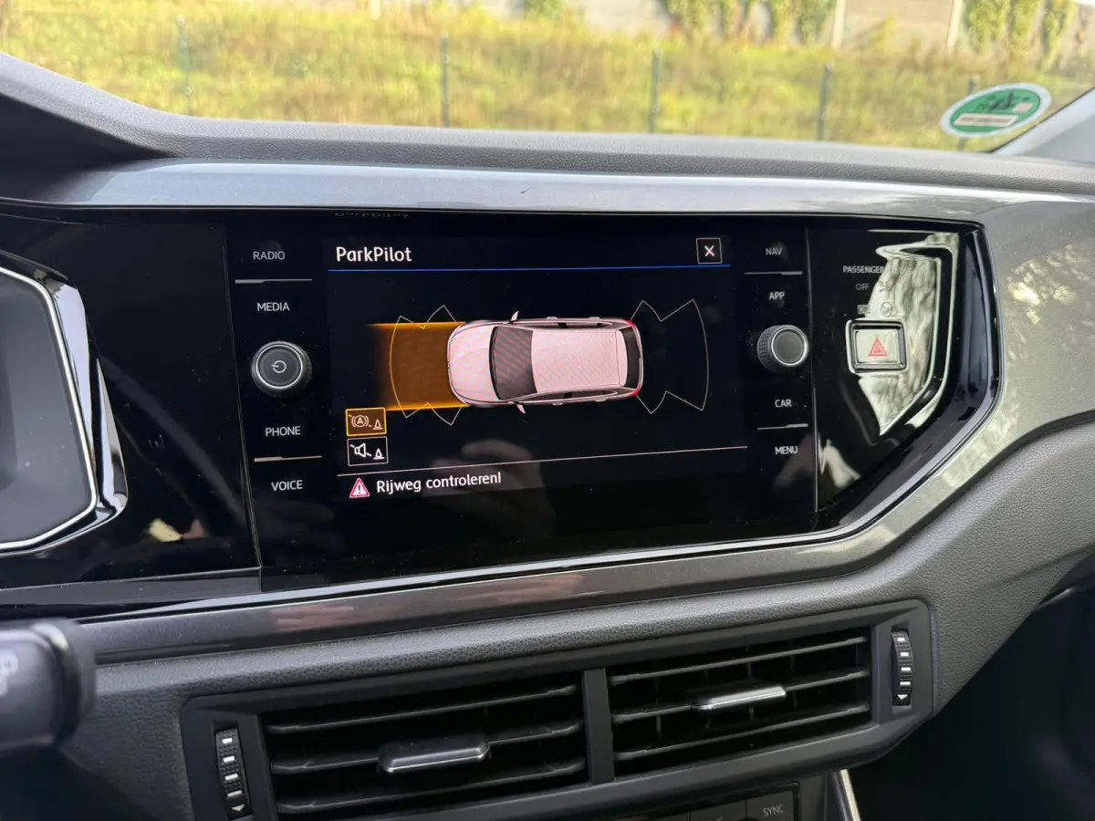 1.0 TSI R-LINE PDC I CARPLAY I CRUISE I LEER I CLIMA I 1E EIG I UNIEK