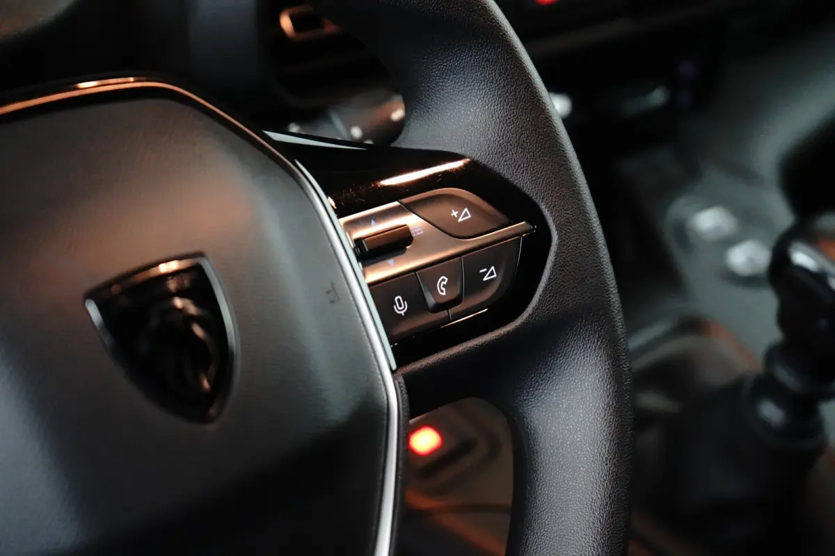 1.5 BlueHDi 100 S&S L1 | Navigatie | Climate Control | Carplay | Camera | Trekhaak | | Airco (automatisch) | Apple Carplay/Android Auto|telefoonintegratie premium | Bluetooth telefoonvoorber