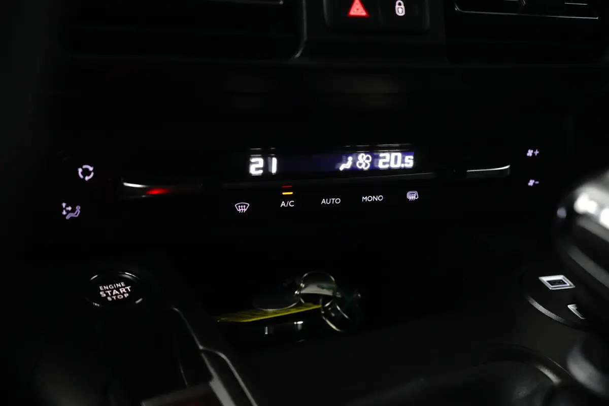1.5 BlueHDi 100 S&S L1 | Navigatie | Climate Control | Carplay | Camera | Trekhaak | | Airco (automatisch) | Apple Carplay/Android Auto|telefoonintegratie premium | Bluetooth telefoonvoorber