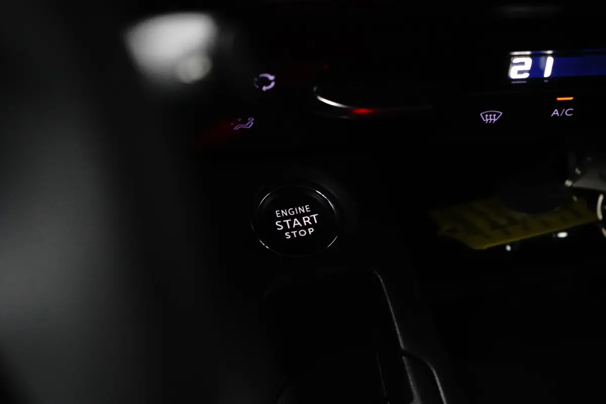 1.5 BlueHDi 100 S&S L1 | Navigatie | Climate Control | Carplay | Camera | Trekhaak | | Airco (automatisch) | Apple Carplay/Android Auto|telefoonintegratie premium | Bluetooth telefoonvoorber