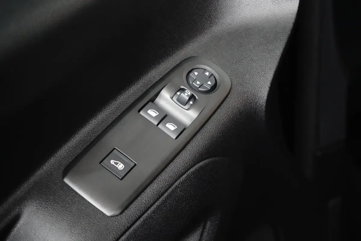 1.5 BlueHDi 100 S&S L1 | Navigatie | Climate Control | Carplay | Camera | Trekhaak | | Airco (automatisch) | Apple Carplay/Android Auto|telefoonintegratie premium | Bluetooth telefoonvoorber