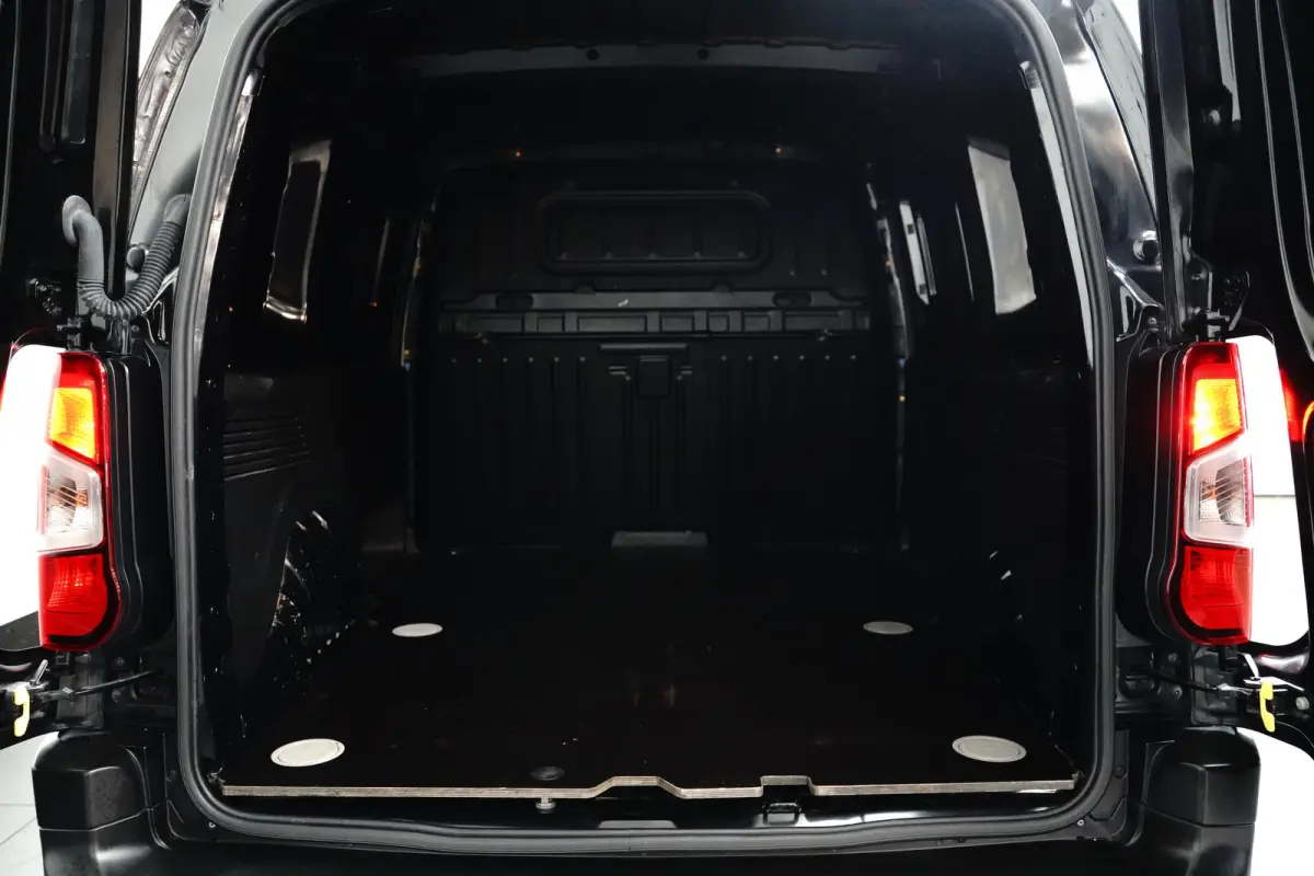 1.5 BlueHDi 100 S&S L1 | Navigatie | Climate Control | Carplay | Camera | Trekhaak | | Airco (automatisch) | Apple Carplay/Android Auto|telefoonintegratie premium | Bluetooth telefoonvoorber