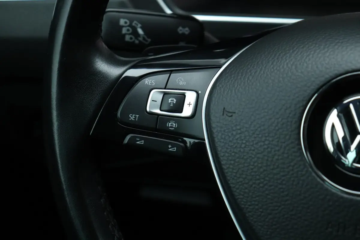 1.5 TSI / R-Line / DSG / 150PK / LED / Pano / Camera / Virtual Cockpit / Trekhaak / 19"!