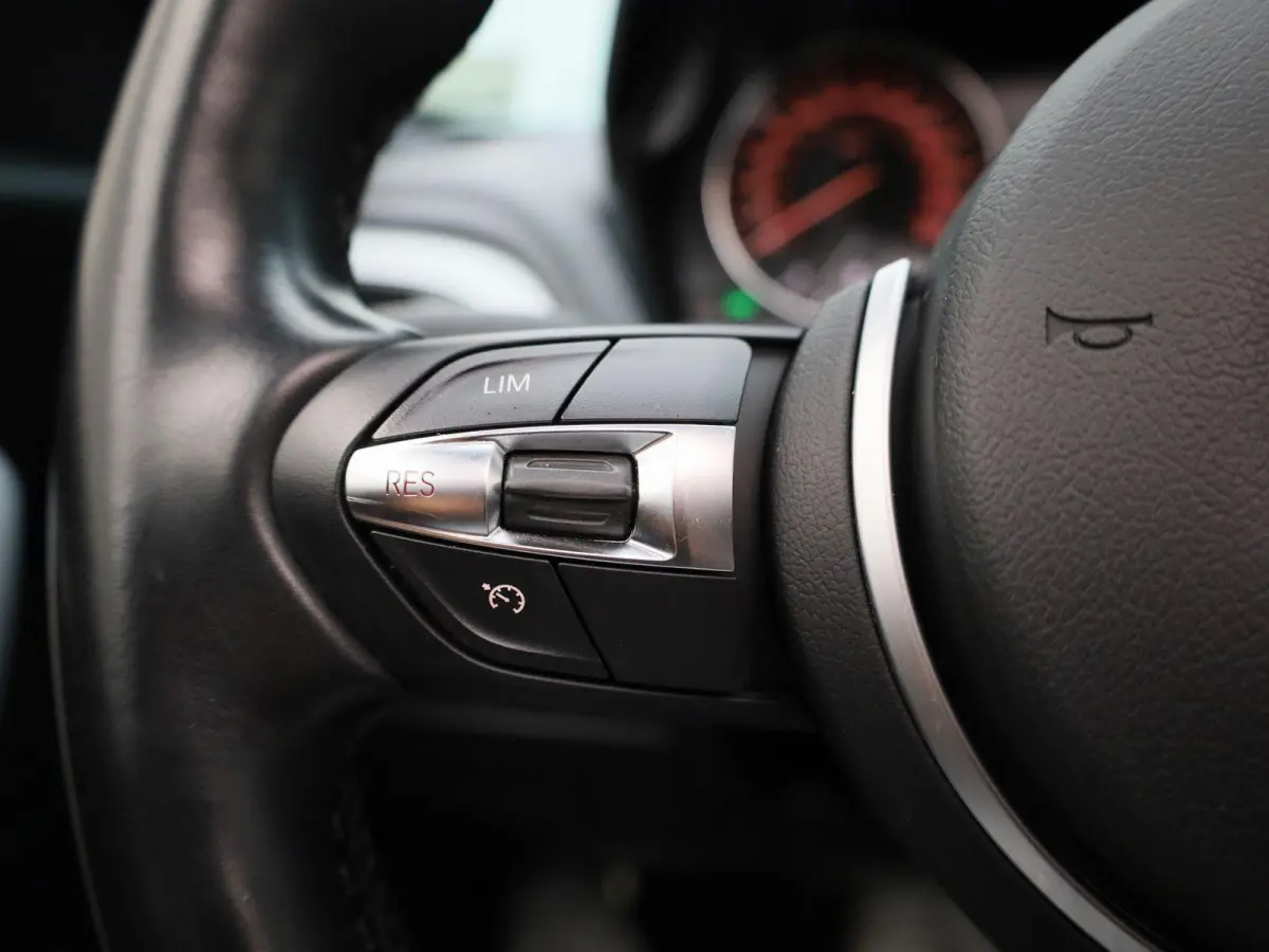 118i Centennial High Executive | AUTOMAAT| M-PAKKET | LEDER | CRUISE CONTROL | KEYLESS | STOELVERWARMING| CLIMATE CONTROL |