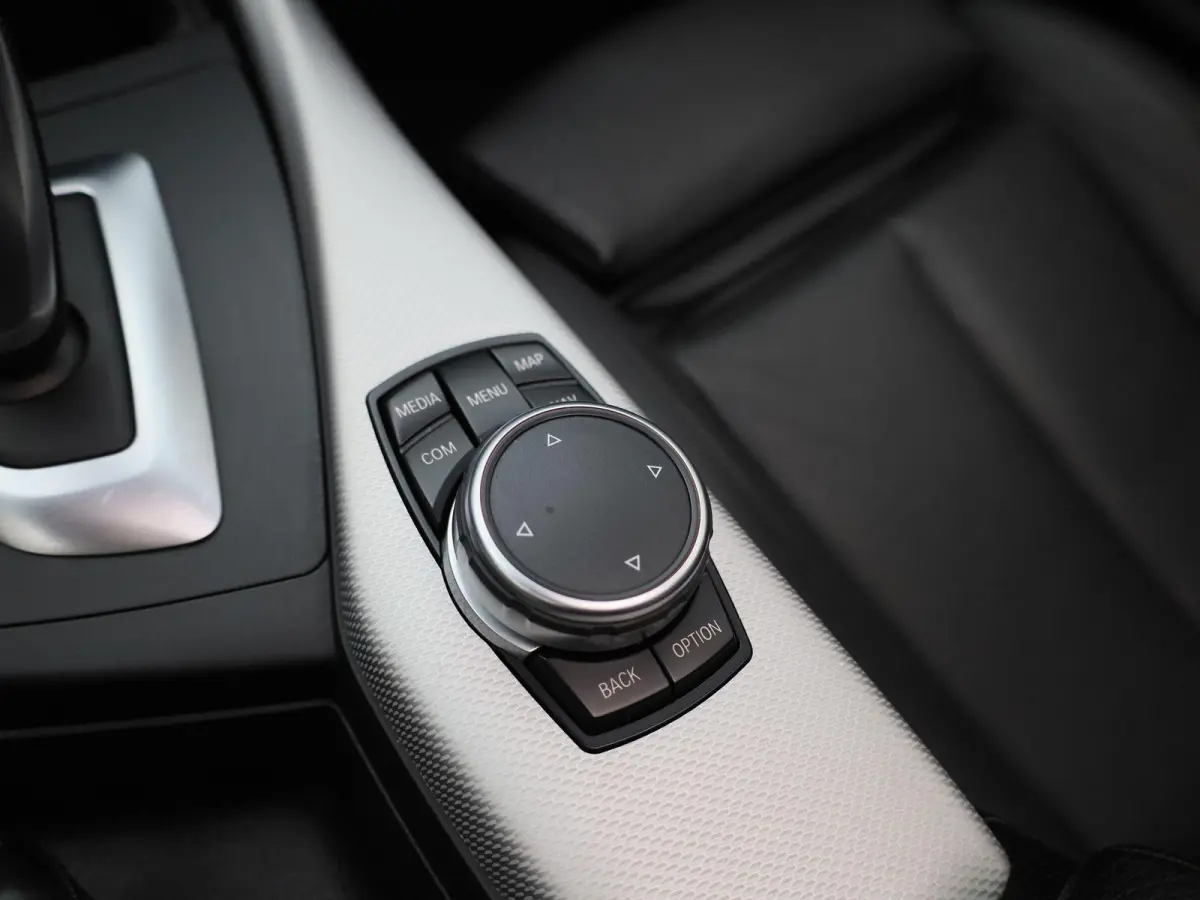 118i Centennial High Executive | AUTOMAAT| M-PAKKET | LEDER | CRUISE CONTROL | KEYLESS | STOELVERWARMING| CLIMATE CONTROL |