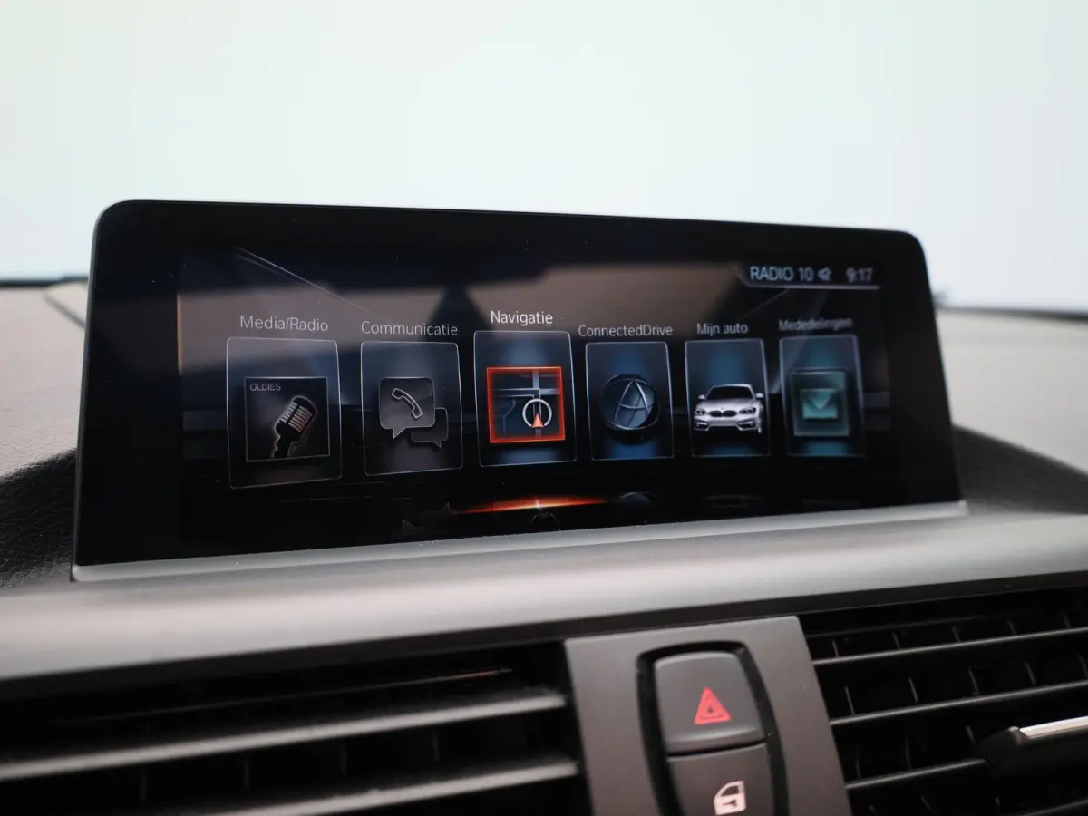 118i Centennial High Executive | AUTOMAAT| M-PAKKET | LEDER | CRUISE CONTROL | KEYLESS | STOELVERWARMING| CLIMATE CONTROL |