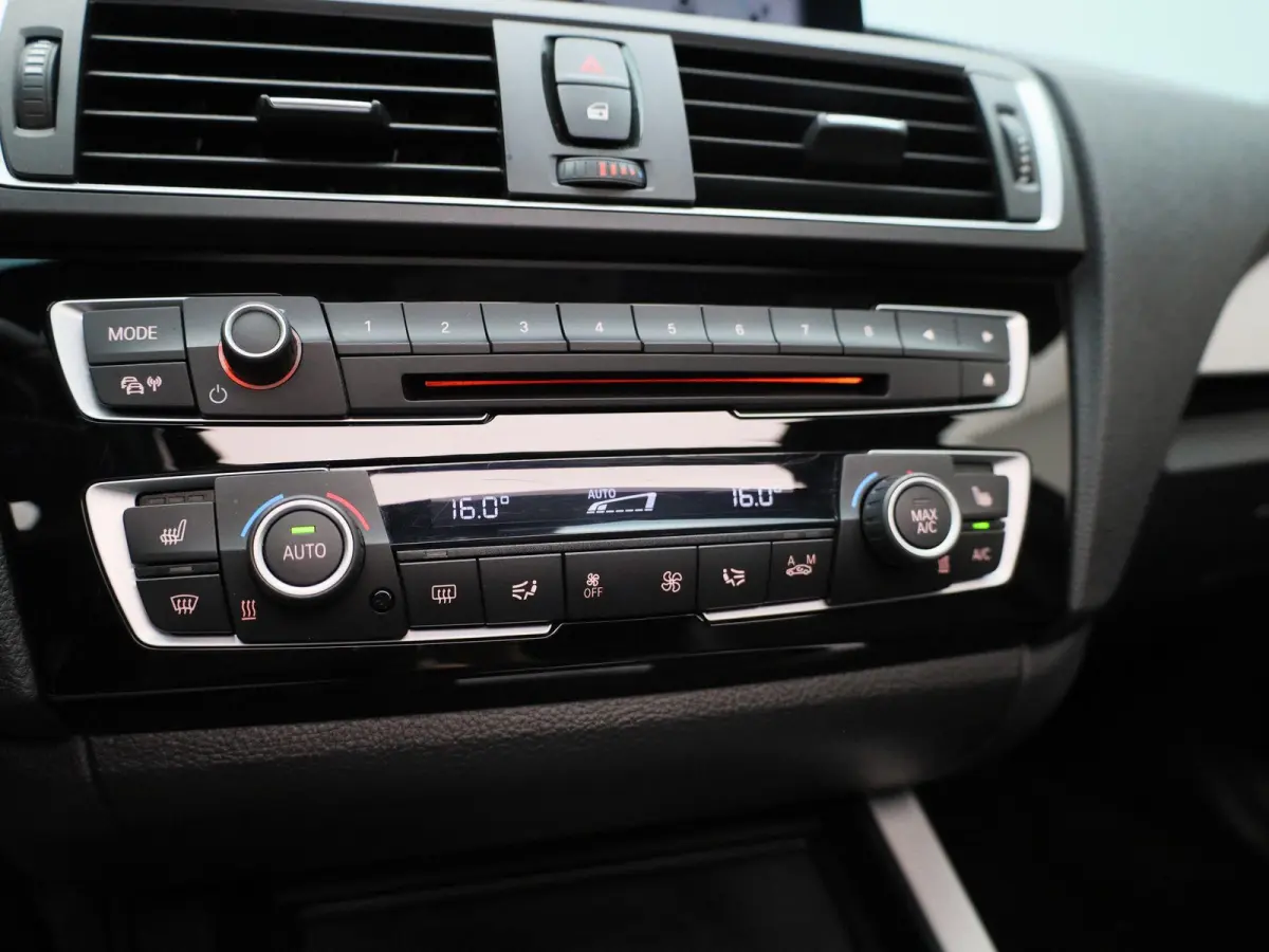 118i Centennial High Executive | AUTOMAAT| M-PAKKET | LEDER | CRUISE CONTROL | KEYLESS | STOELVERWARMING| CLIMATE CONTROL |