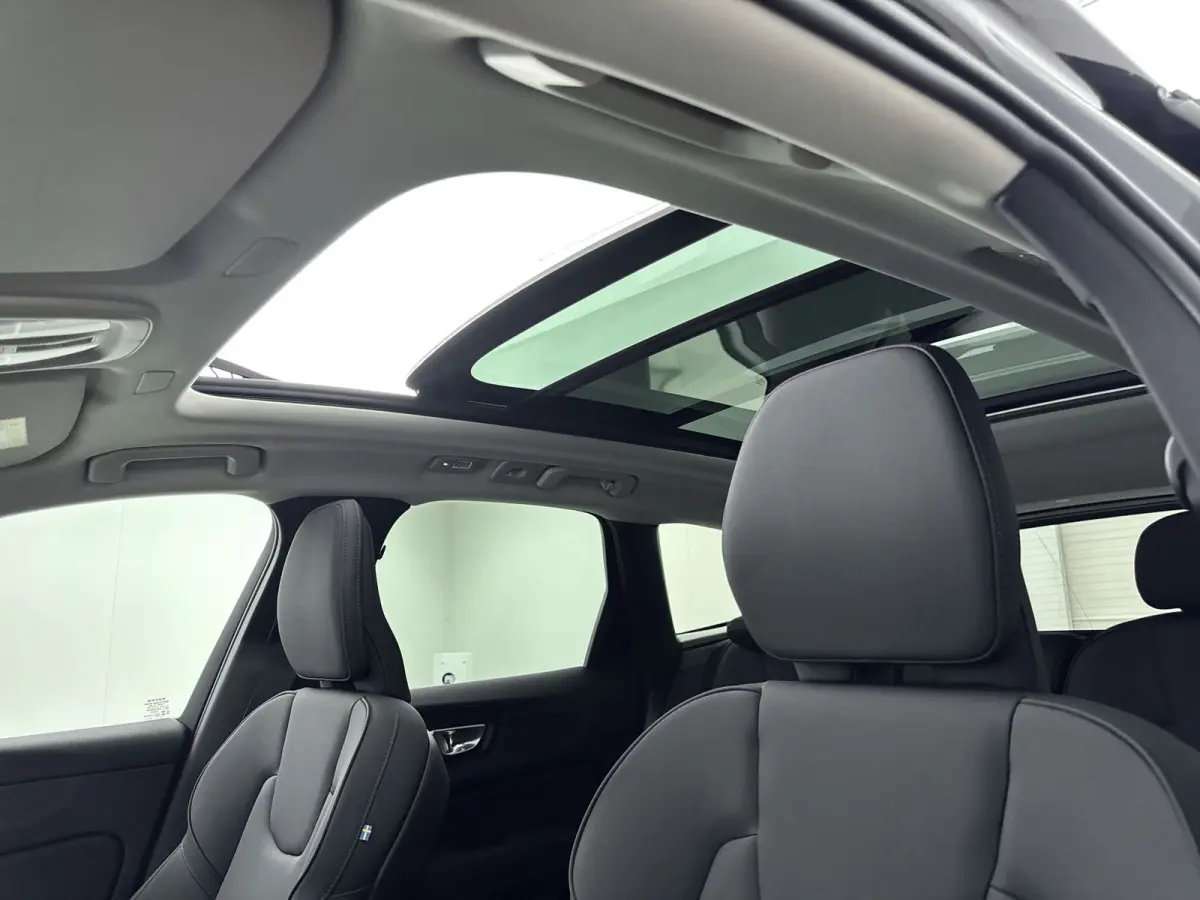 Facelift T6 Plug-in hybrid AWD Ultra Dark | 20" | Luchtvering | Trekhaak | Head-Up | Panoramadak | Elektr. verst. stoelen | Full LED | Harman Kardon | ACC | BLIS