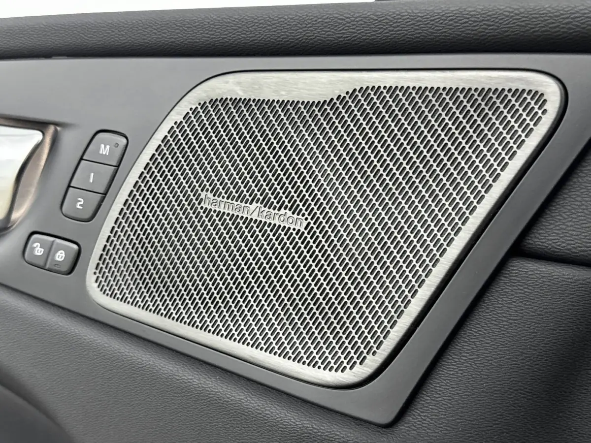 Facelift T6 Plug-in hybrid AWD Ultra Dark | 20" | Luchtvering | Trekhaak | Head-Up | Panoramadak | Elektr. verst. stoelen | Full LED | Harman Kardon | ACC | BLIS