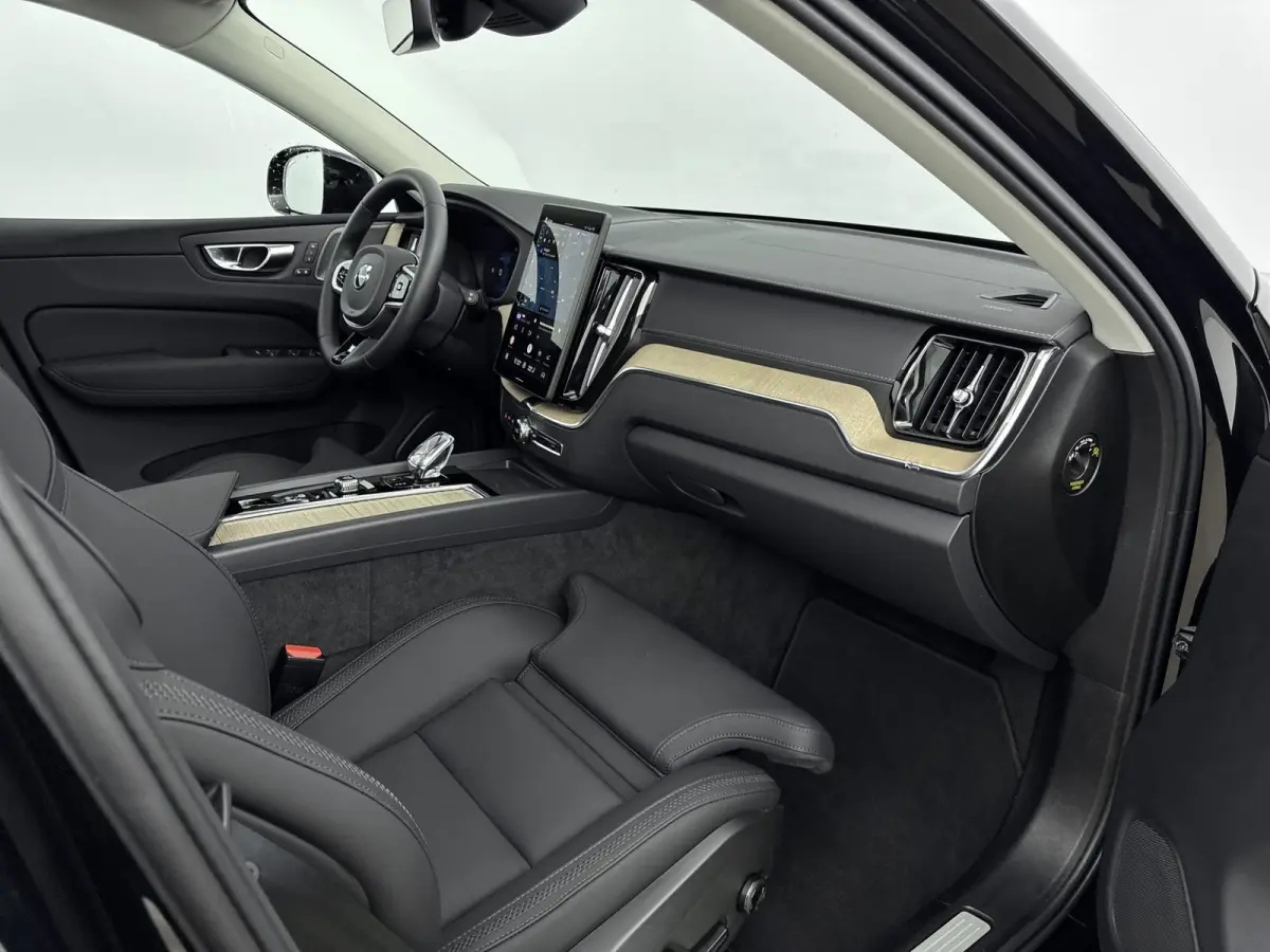 Facelift T6 Plug-in hybrid AWD Ultra Dark | 20" | Luchtvering | Trekhaak | Head-Up | Panoramadak | Elektr. verst. stoelen | Full LED | Harman Kardon | ACC | BLIS