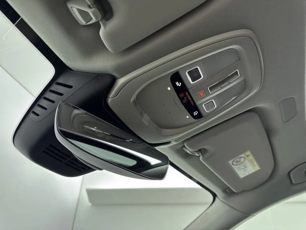 Facelift T6 Plug-in hybrid AWD Ultra Dark | 20" | Luchtvering | Trekhaak | Head-Up | Panoramadak | Elektr. verst. stoelen | Full LED | Harman Kardon | ACC | BLIS