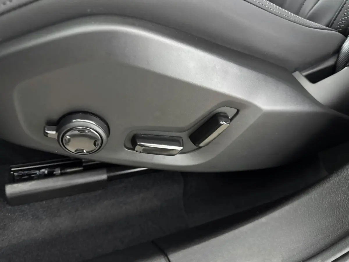 Facelift T6 Plug-in hybrid AWD Ultra Dark | 20" | Luchtvering | Trekhaak | Head-Up | Panoramadak | Elektr. verst. stoelen | Full LED | Harman Kardon | ACC | BLIS