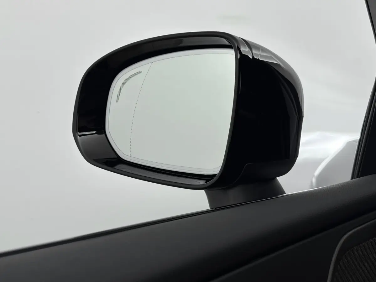 Facelift T6 Plug-in hybrid AWD Ultra Dark | 20" | Luchtvering | Trekhaak | Head-Up | Panoramadak | Elektr. verst. stoelen | Full LED | Harman Kardon | ACC | BLIS