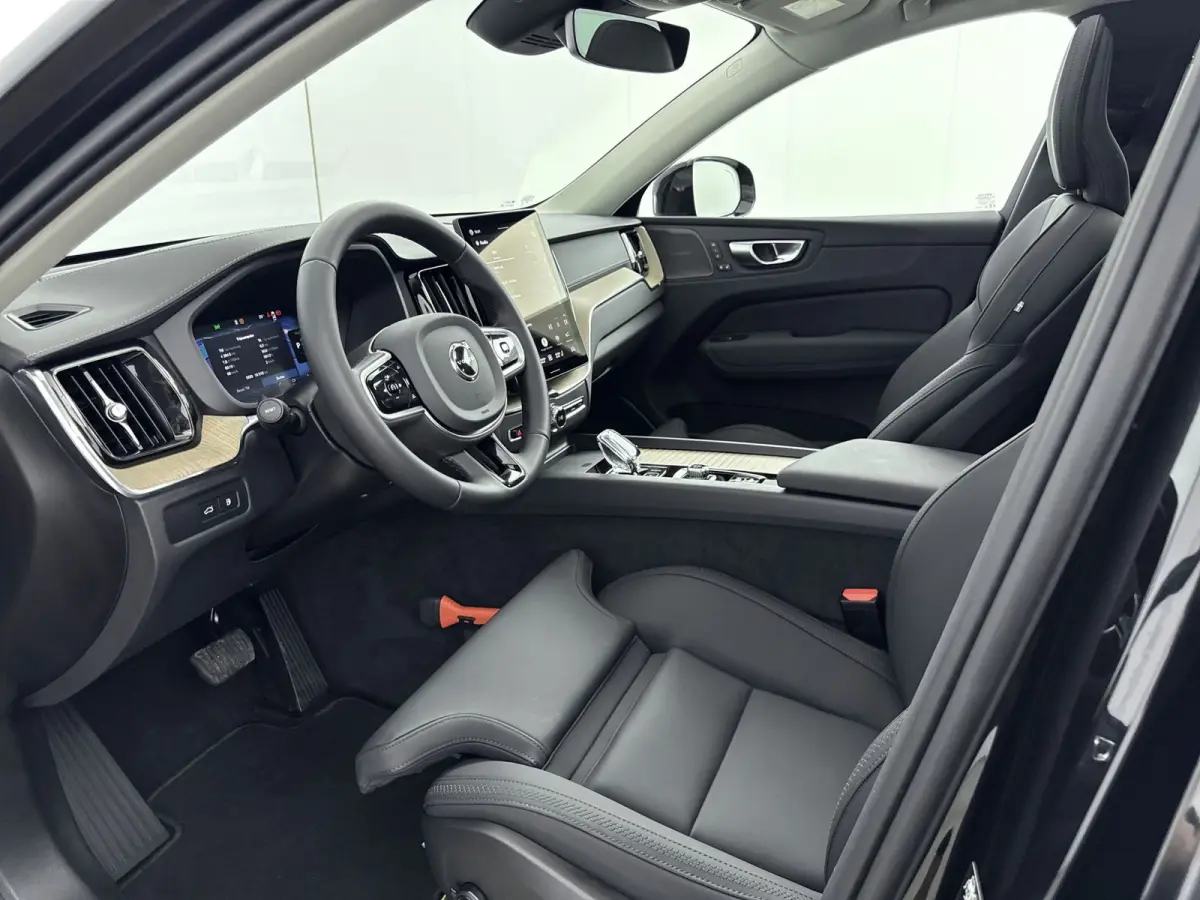 Facelift T6 Plug-in hybrid AWD Ultra Dark | 20" | Luchtvering | Trekhaak | Head-Up | Panoramadak | Elektr. verst. stoelen | Full LED | Harman Kardon | ACC | BLIS