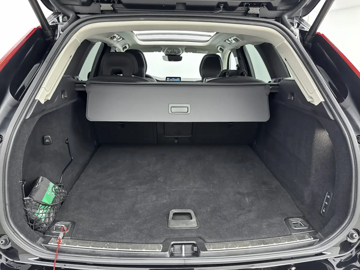 Facelift T6 Plug-in hybrid AWD Ultra Dark | 20" | Luchtvering | Trekhaak | Head-Up | Panoramadak | Elektr. verst. stoelen | Full LED | Harman Kardon | ACC | BLIS