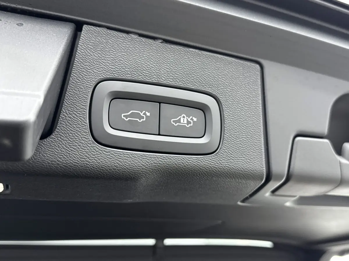 Facelift T6 Plug-in hybrid AWD Ultra Dark | 20" | Luchtvering | Trekhaak | Head-Up | Panoramadak | Elektr. verst. stoelen | Full LED | Harman Kardon | ACC | BLIS