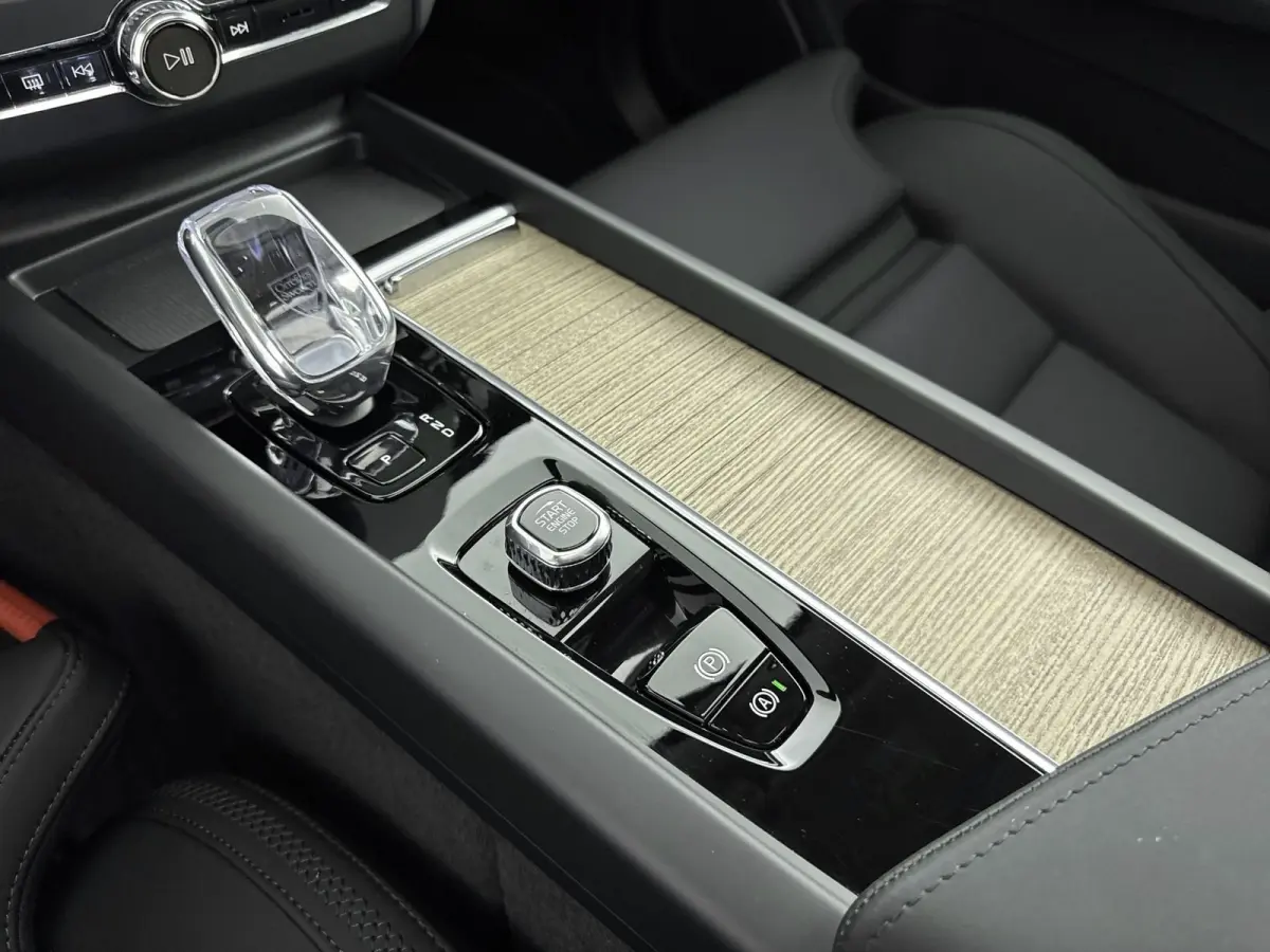 Facelift T6 Plug-in hybrid AWD Ultra Dark | 20" | Luchtvering | Trekhaak | Head-Up | Panoramadak | Elektr. verst. stoelen | Full LED | Harman Kardon | ACC | BLIS