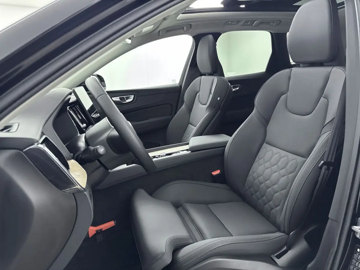 Facelift T6 Plug-in hybrid AWD Ultra Dark | 20" | Luchtvering | Trekhaak | Head-Up | Panoramadak | Elektr. verst. stoelen | Full LED | Harman Kardon | ACC | BLIS