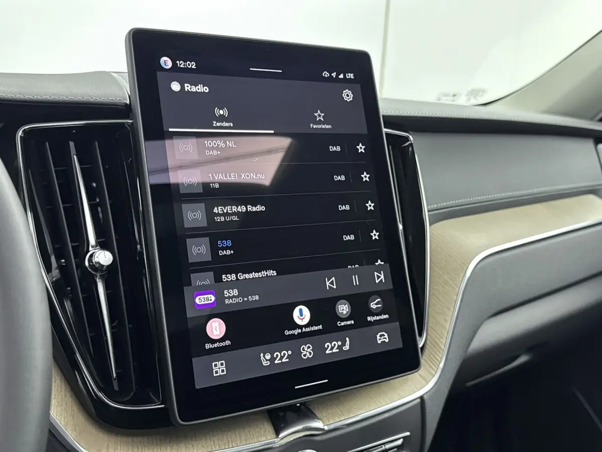Facelift T6 Plug-in hybrid AWD Ultra Dark | 20" | Luchtvering | Trekhaak | Head-Up | Panoramadak | Elektr. verst. stoelen | Full LED | Harman Kardon | ACC | BLIS