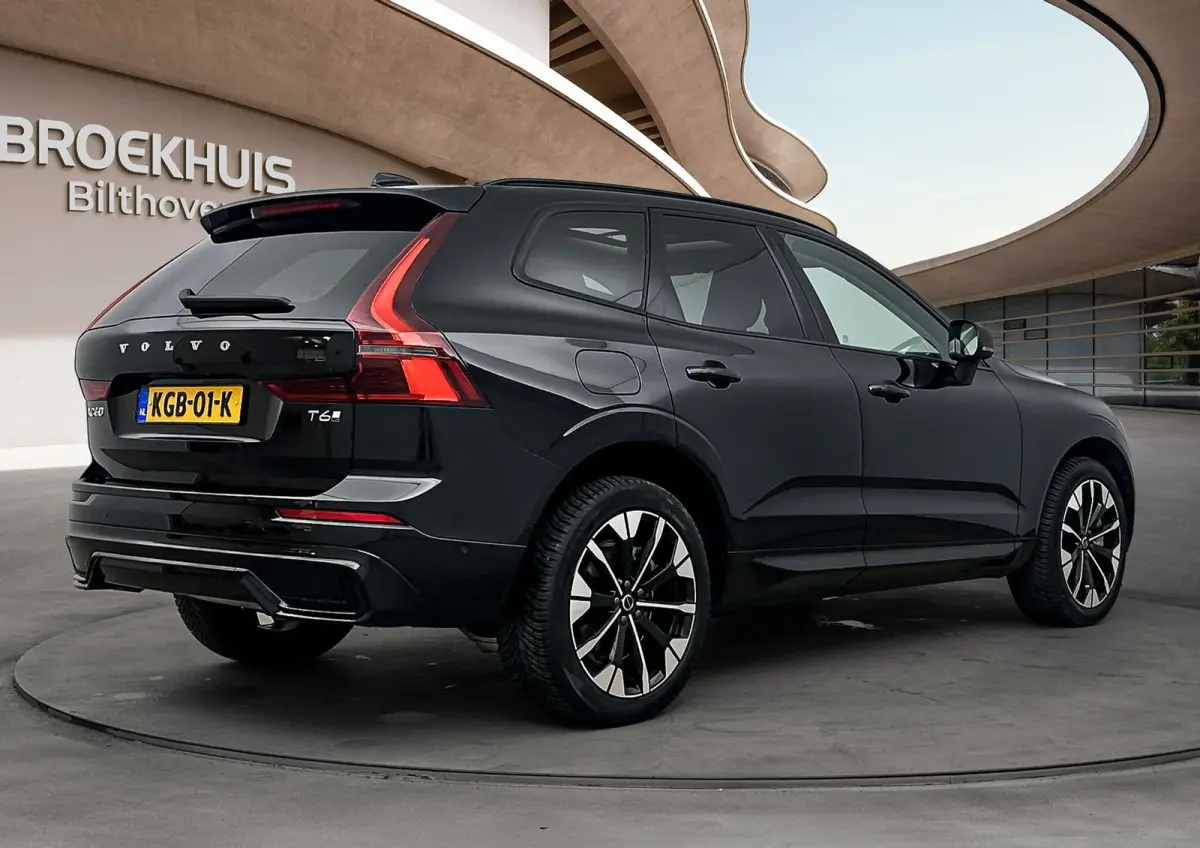 Facelift T6 Plug-in hybrid AWD Ultra Dark | 20" | Luchtvering | Trekhaak | Head-Up | Panoramadak | Elektr. verst. stoelen | Full LED | Harman Kardon | ACC | BLIS