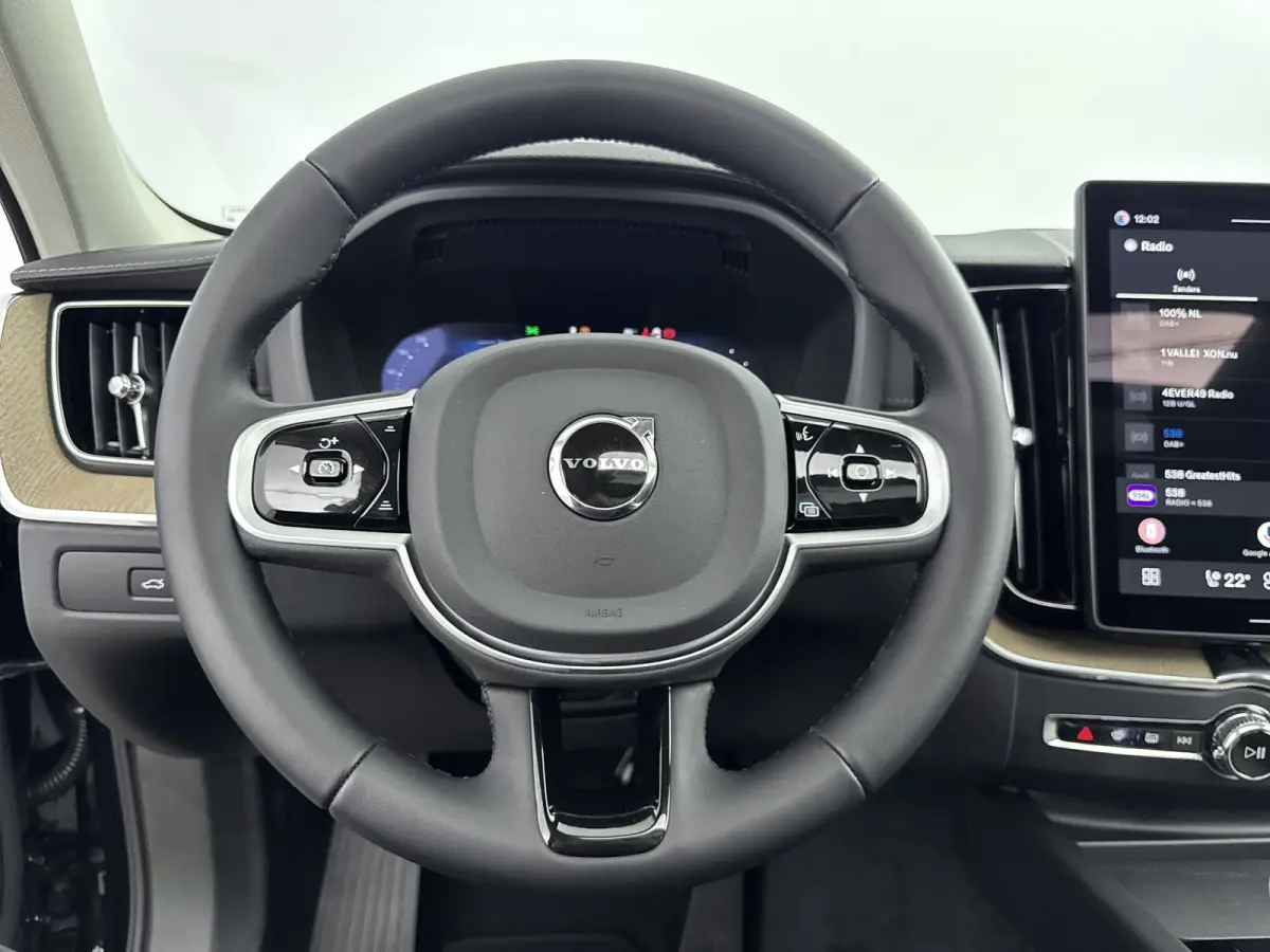 Facelift T6 Plug-in hybrid AWD Ultra Dark | 20" | Luchtvering | Trekhaak | Head-Up | Panoramadak | Elektr. verst. stoelen | Full LED | Harman Kardon | ACC | BLIS