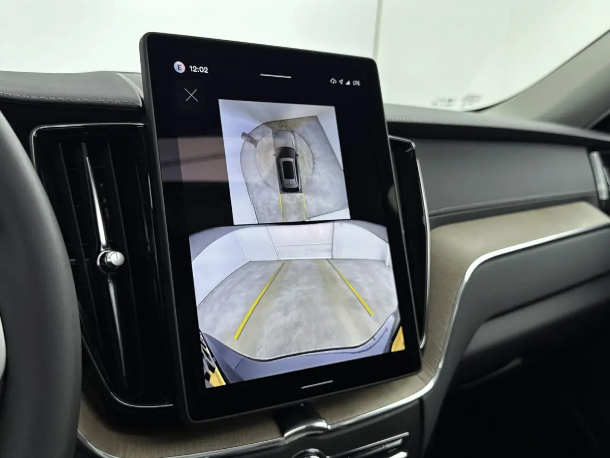 Facelift T6 Plug-in hybrid AWD Ultra Dark | 20" | Luchtvering | Trekhaak | Head-Up | Panoramadak | Elektr. verst. stoelen | Full LED | Harman Kardon | ACC | BLIS