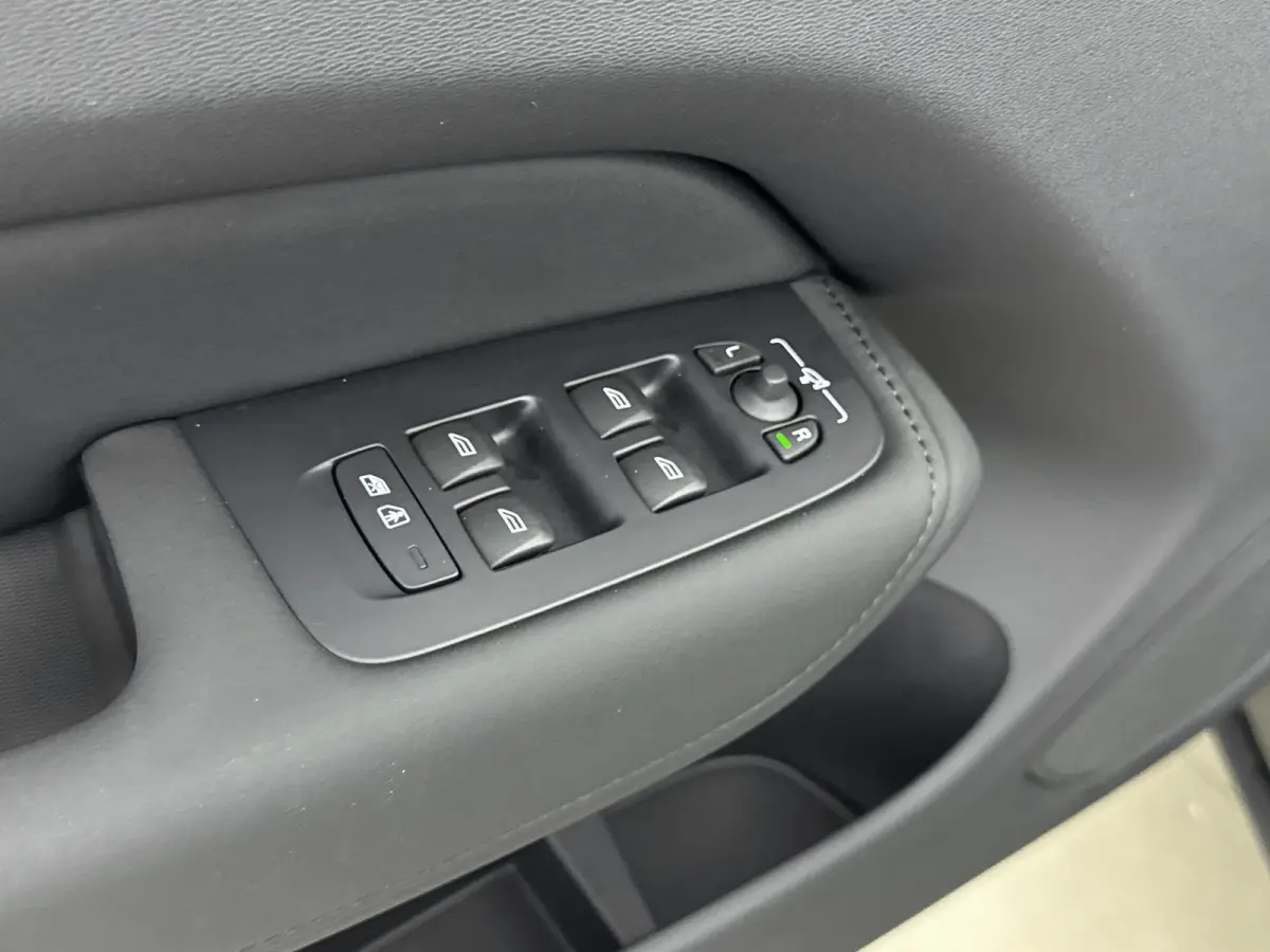 Facelift T6 Plug-in hybrid AWD Ultra Dark | 20" | Luchtvering | Trekhaak | Head-Up | Panoramadak | Elektr. verst. stoelen | Full LED | Harman Kardon | ACC | BLIS