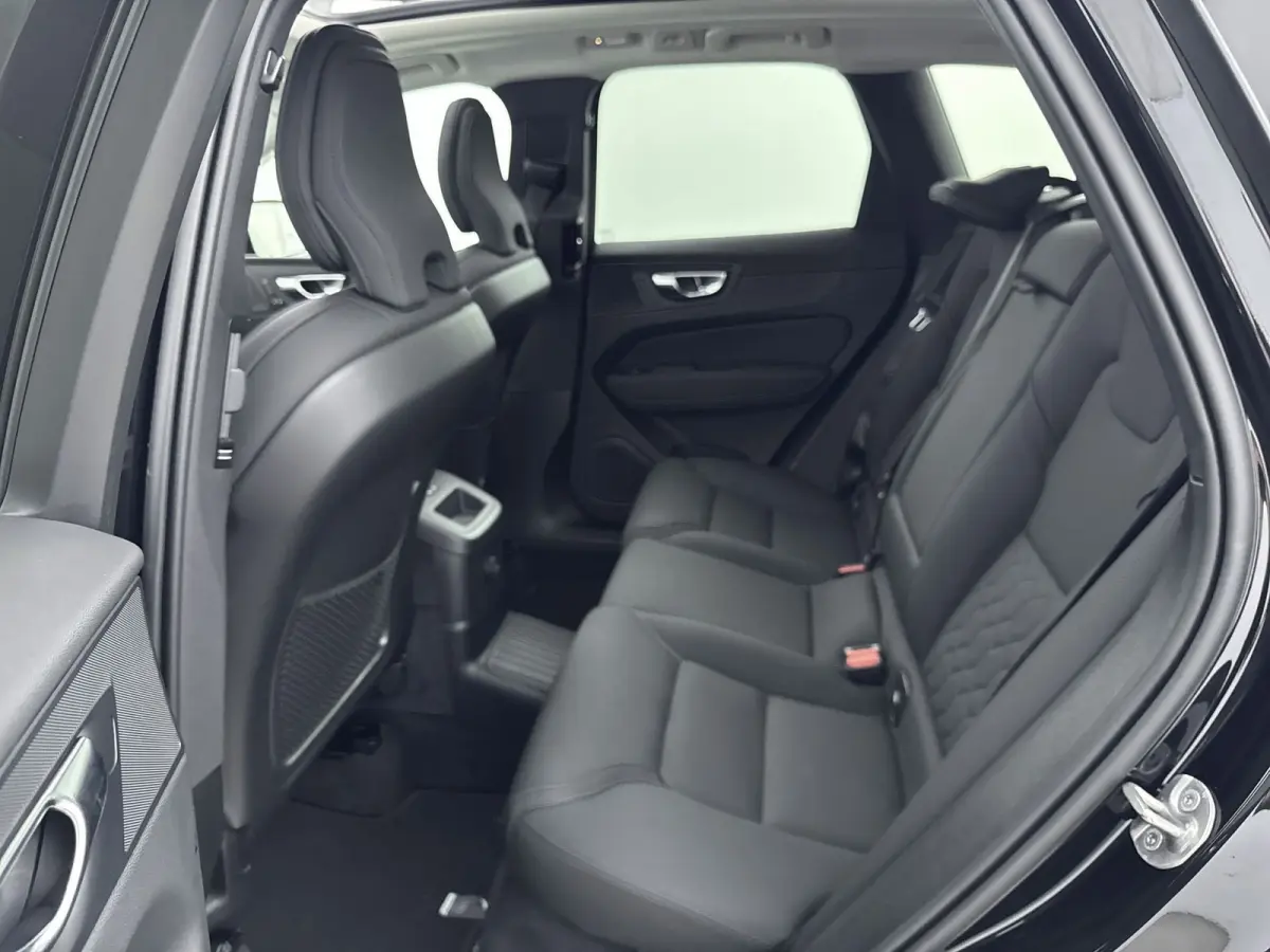 Facelift T6 Plug-in hybrid AWD Ultra Dark | 20" | Luchtvering | Trekhaak | Head-Up | Panoramadak | Elektr. verst. stoelen | Full LED | Harman Kardon | ACC | BLIS