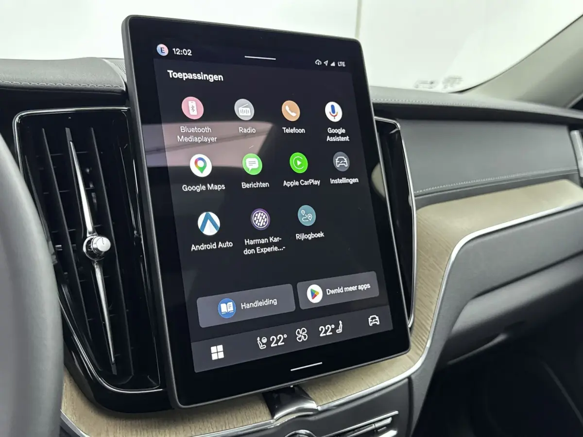 Facelift T6 Plug-in hybrid AWD Ultra Dark | 20" | Luchtvering | Trekhaak | Head-Up | Panoramadak | Elektr. verst. stoelen | Full LED | Harman Kardon | ACC | BLIS