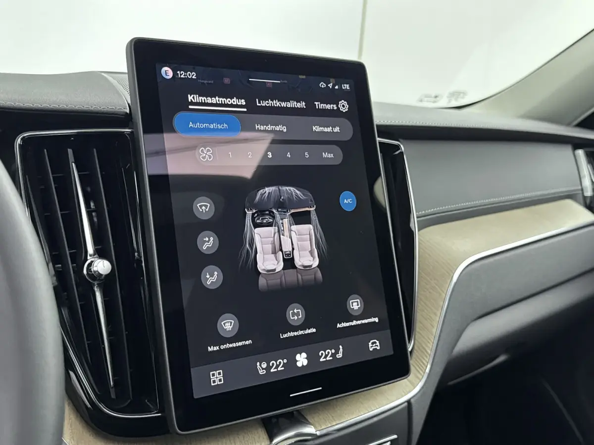 Facelift T6 Plug-in hybrid AWD Ultra Dark | 20" | Luchtvering | Trekhaak | Head-Up | Panoramadak | Elektr. verst. stoelen | Full LED | Harman Kardon | ACC | BLIS