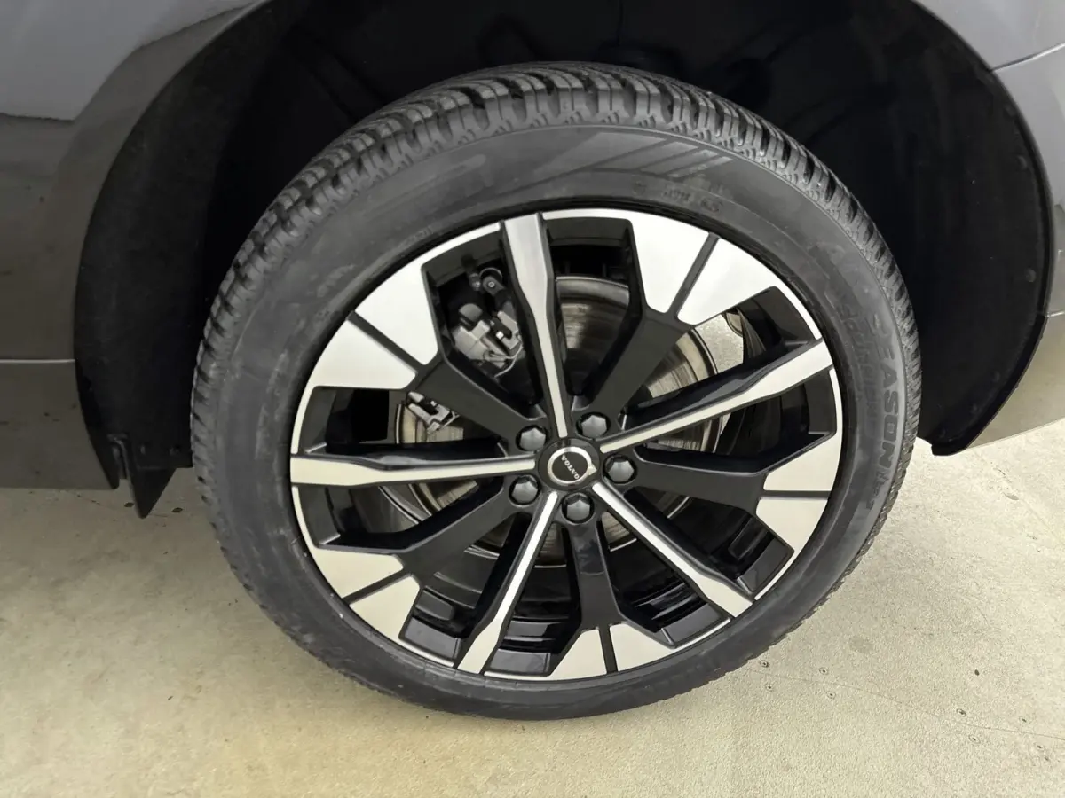 Facelift T6 Plug-in hybrid AWD Ultra Dark | 20" | Luchtvering | Trekhaak | Head-Up | Panoramadak | Elektr. verst. stoelen | Full LED | Harman Kardon | ACC | BLIS