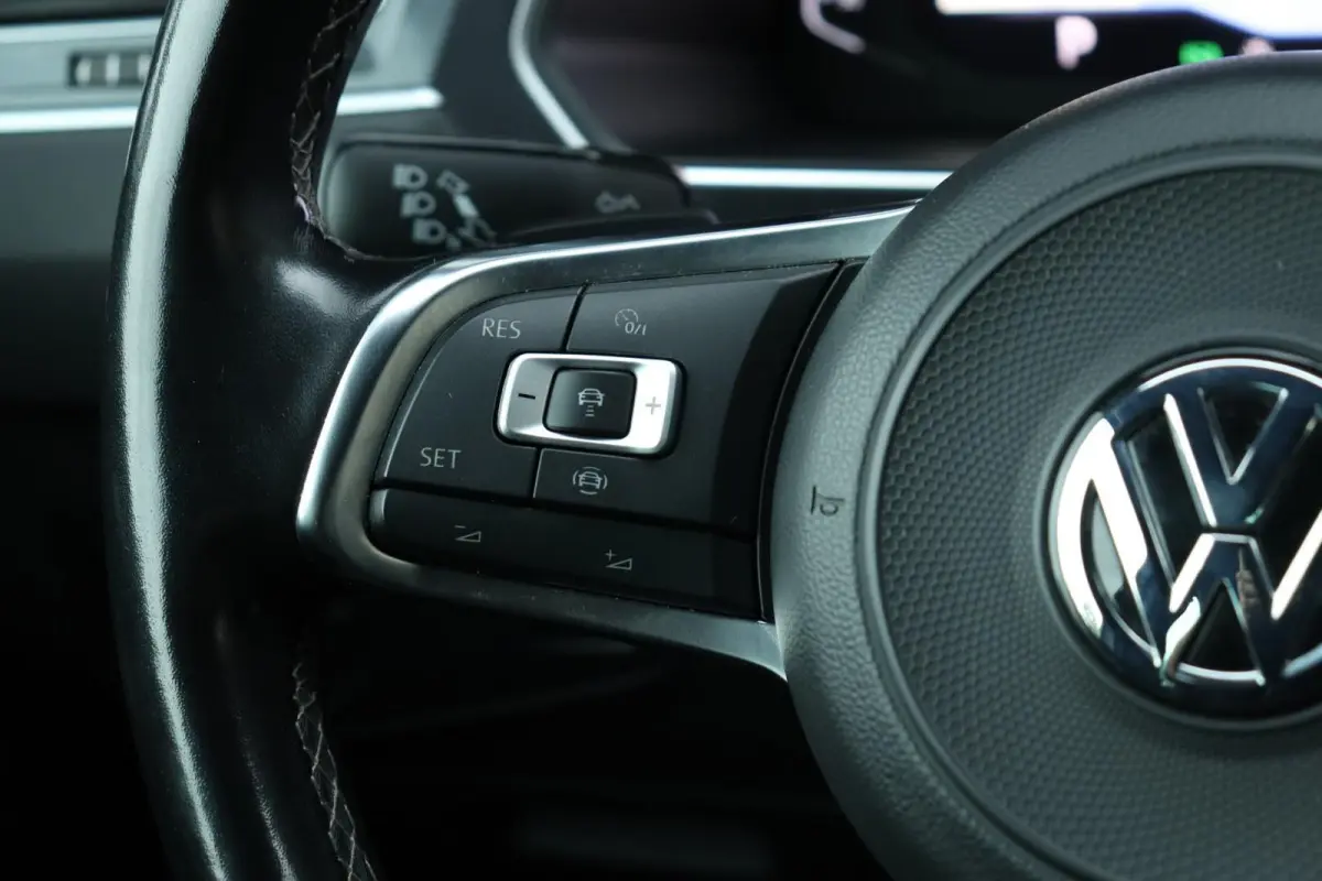 1.5 TSI / 3X R-Line / DSG / 150PK / LED / Virtual Cockpit / Pano / Camera / 19"!