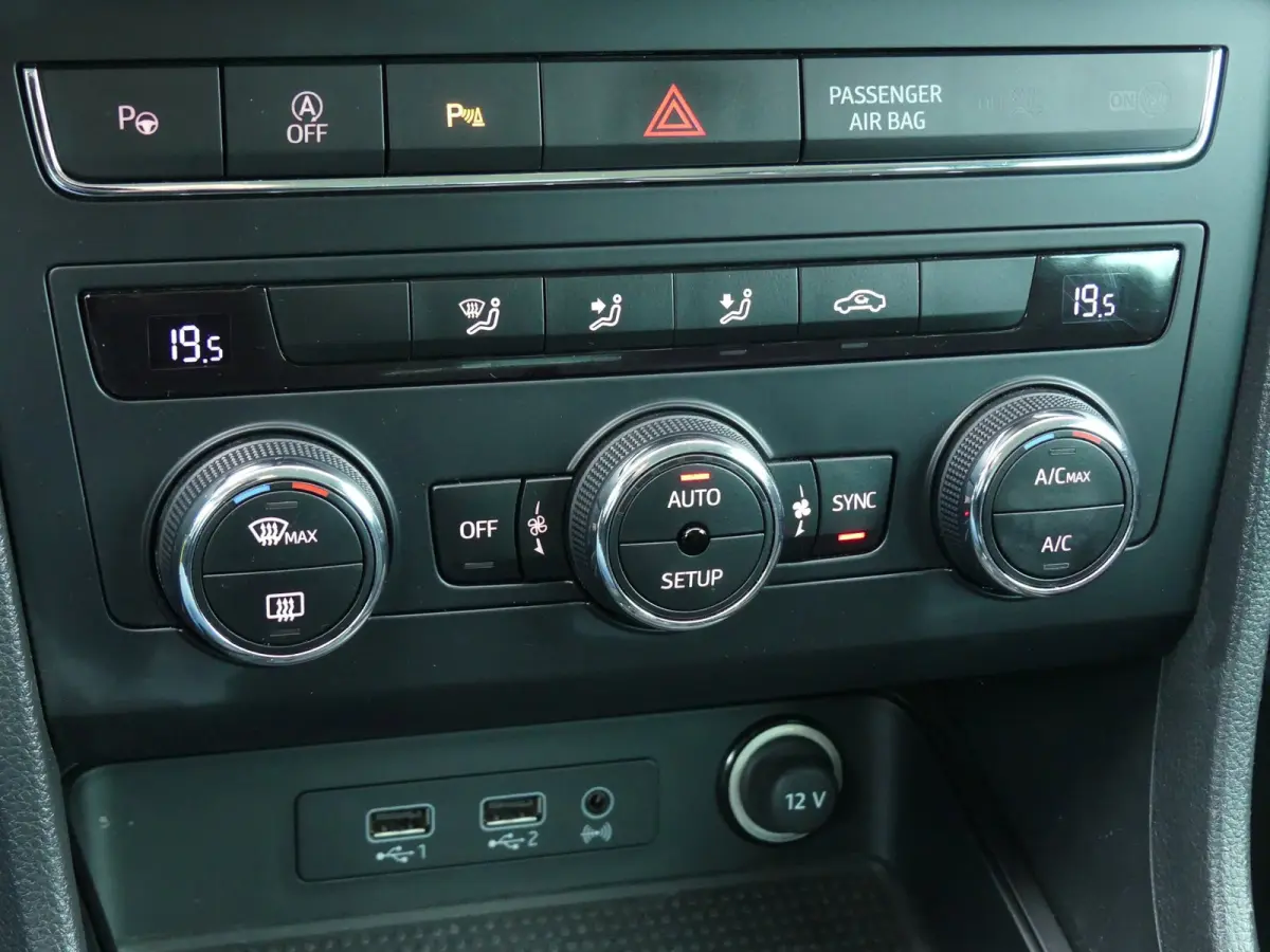 1.0 EcoTSI Style Business Intense / Virtual Cockpit /