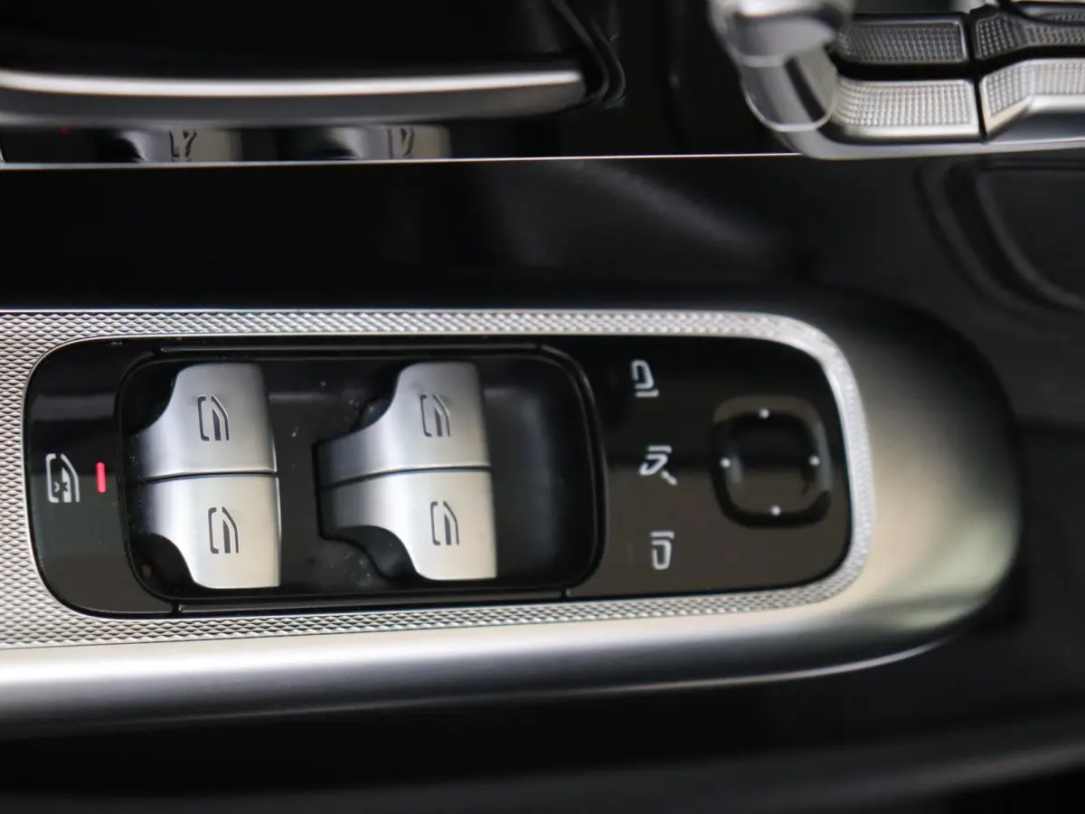 300 Business Edition 89 kWh / Memory-Stoelen / Achteruitrijcamera / Panaromadak /