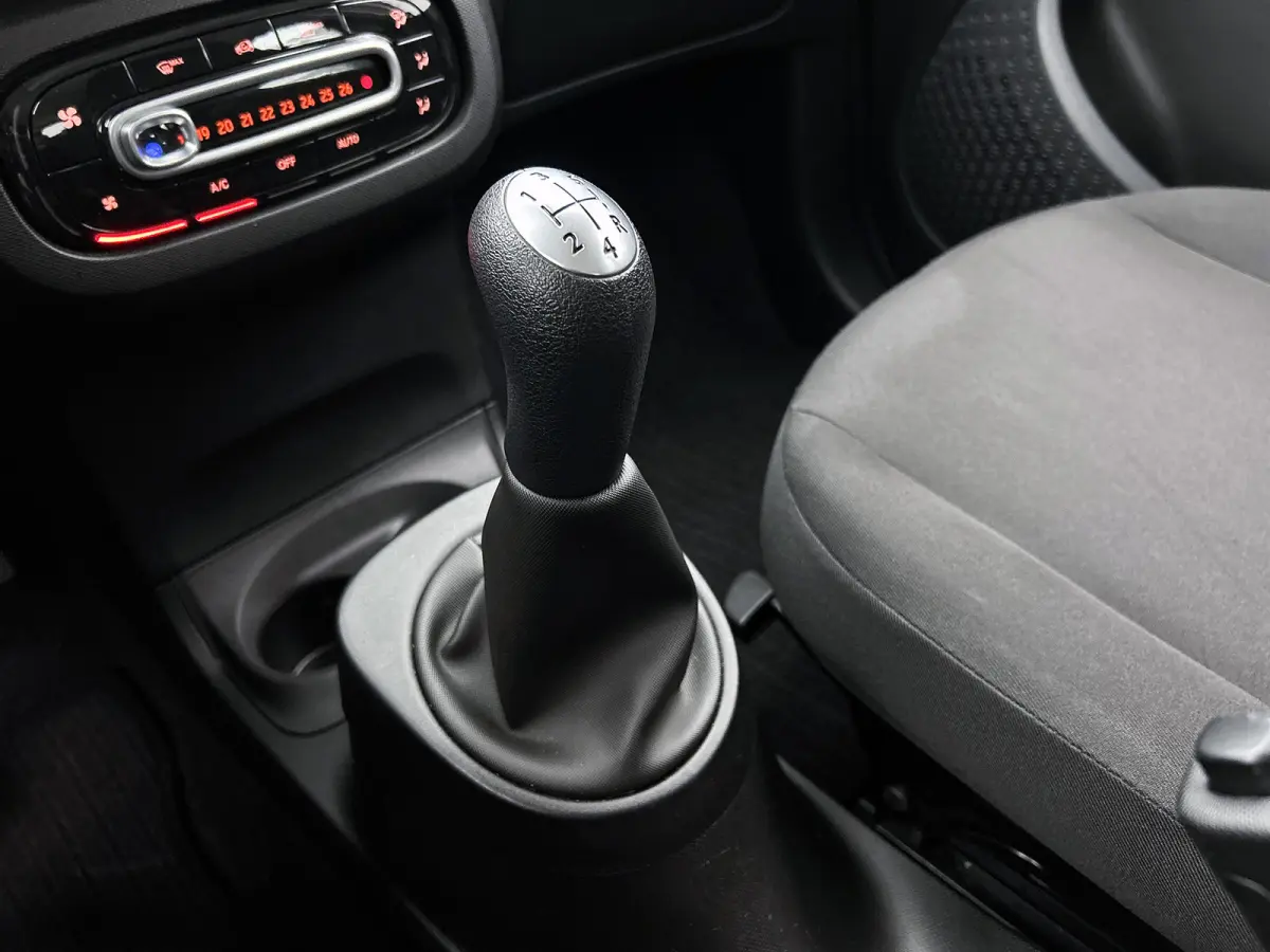 1.0 Business Solution 5drs. / Airco-ecc. / Cruise control / Radio multimedia / Apk 10-2027