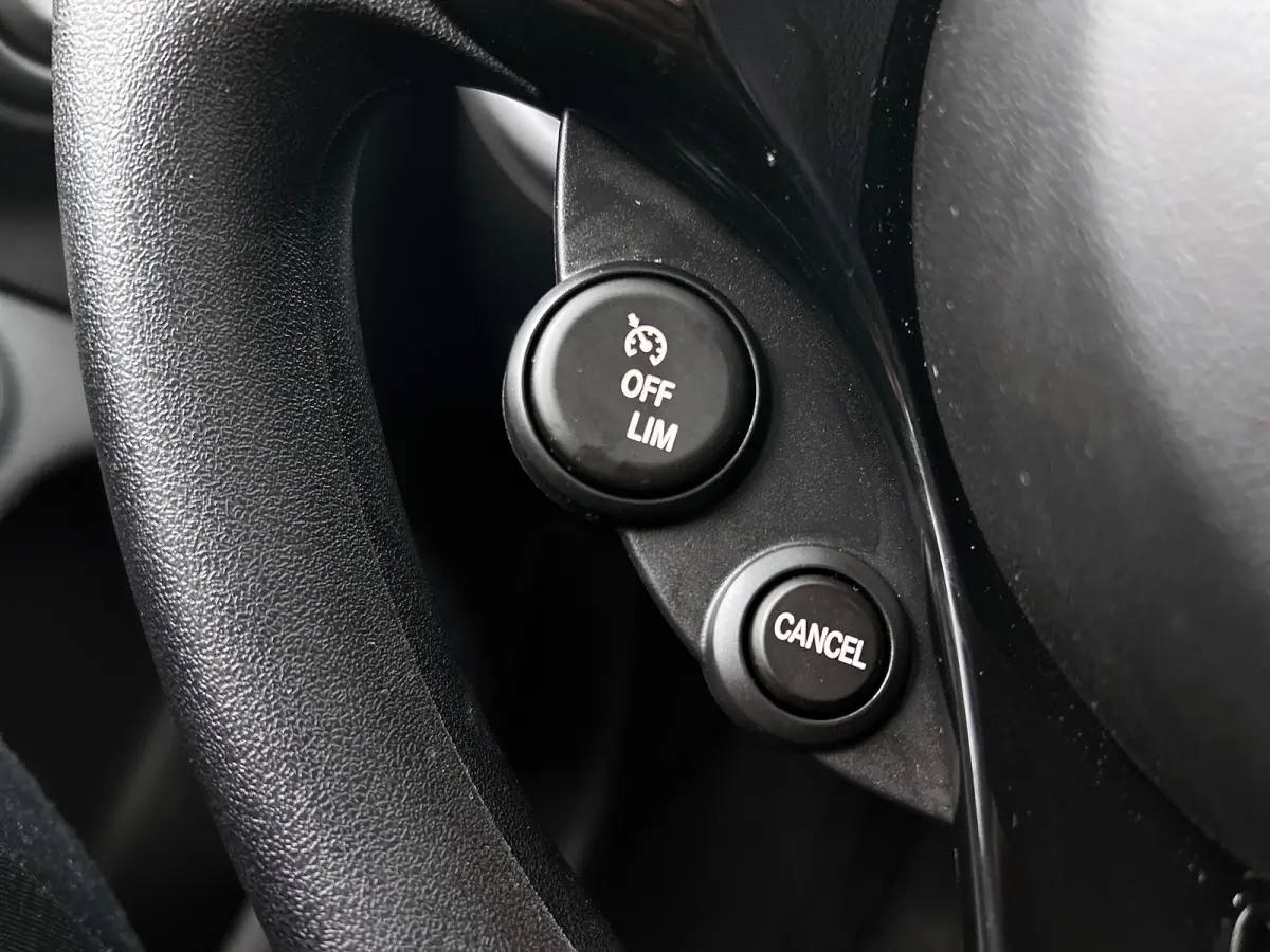1.0 Business Solution 5drs. / Airco-ecc. / Cruise control / Radio multimedia / Apk 10-2027