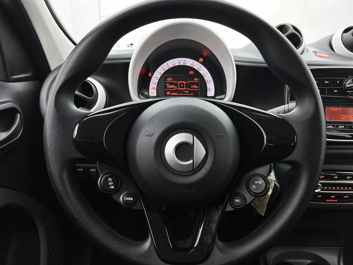 1.0 Business Solution 5drs. / Airco-ecc. / Cruise control / Radio multimedia / Apk 10-2027