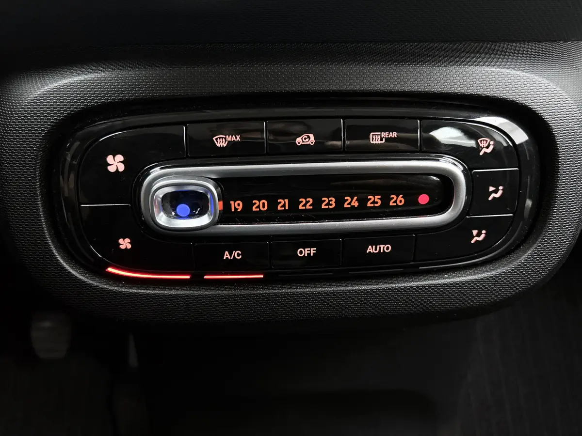 1.0 Business Solution 5drs. / Airco-ecc. / Cruise control / Radio multimedia / Apk 10-2027