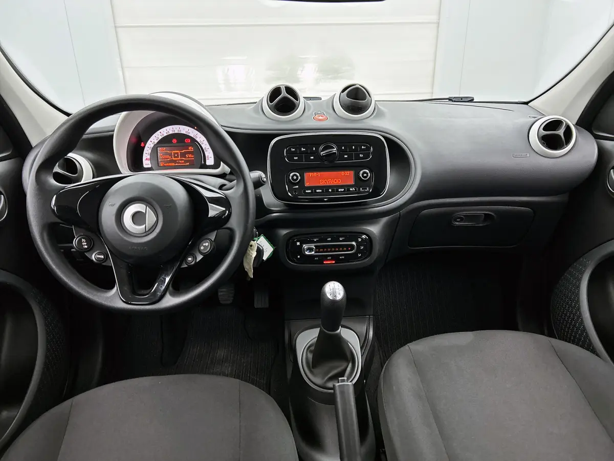 1.0 Business Solution 5drs. / Airco-ecc. / Cruise control / Radio multimedia / Apk 10-2027