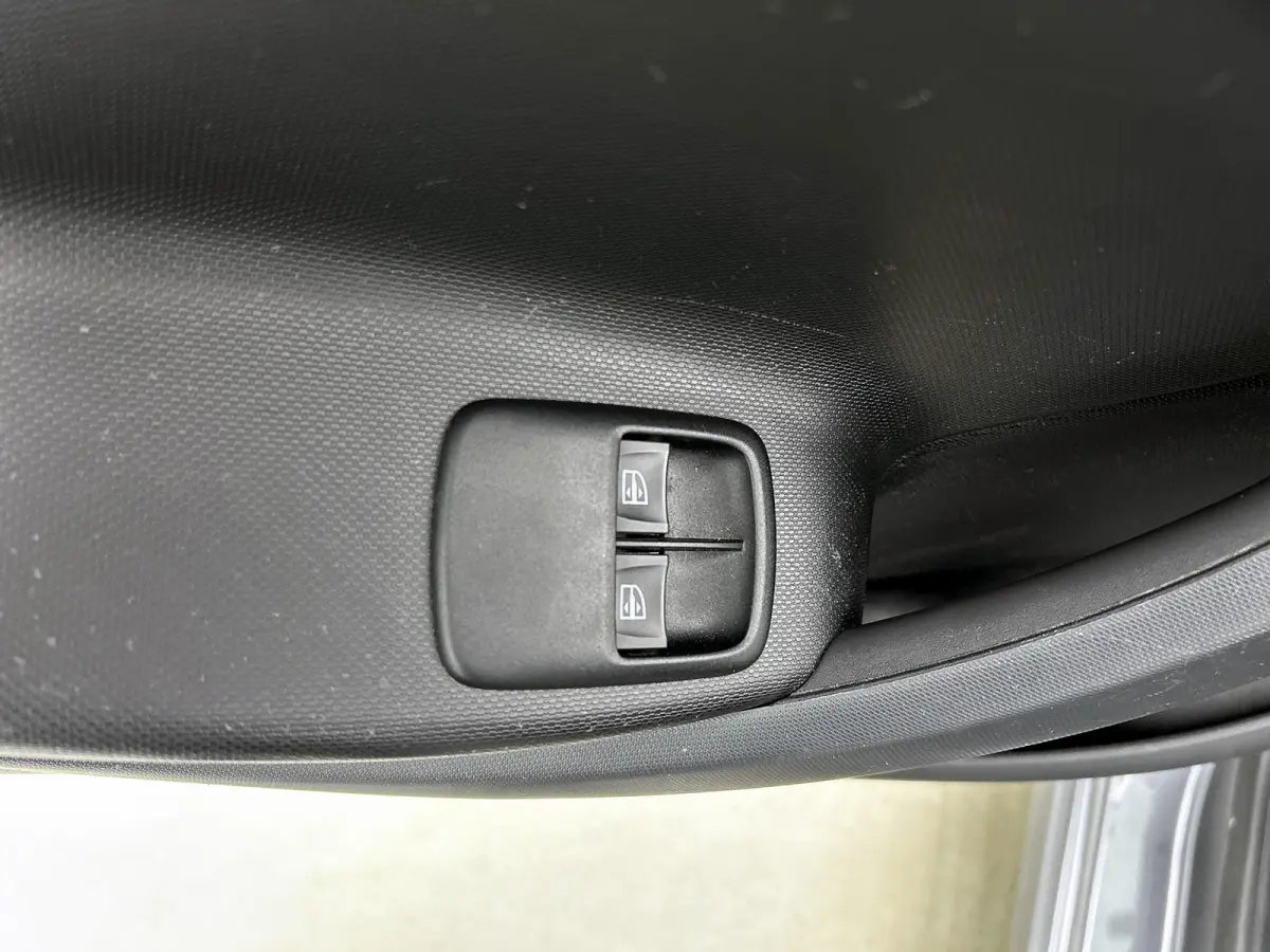 1.0 Business Solution 5drs. / Airco-ecc. / Cruise control / Radio multimedia / Apk 10-2027