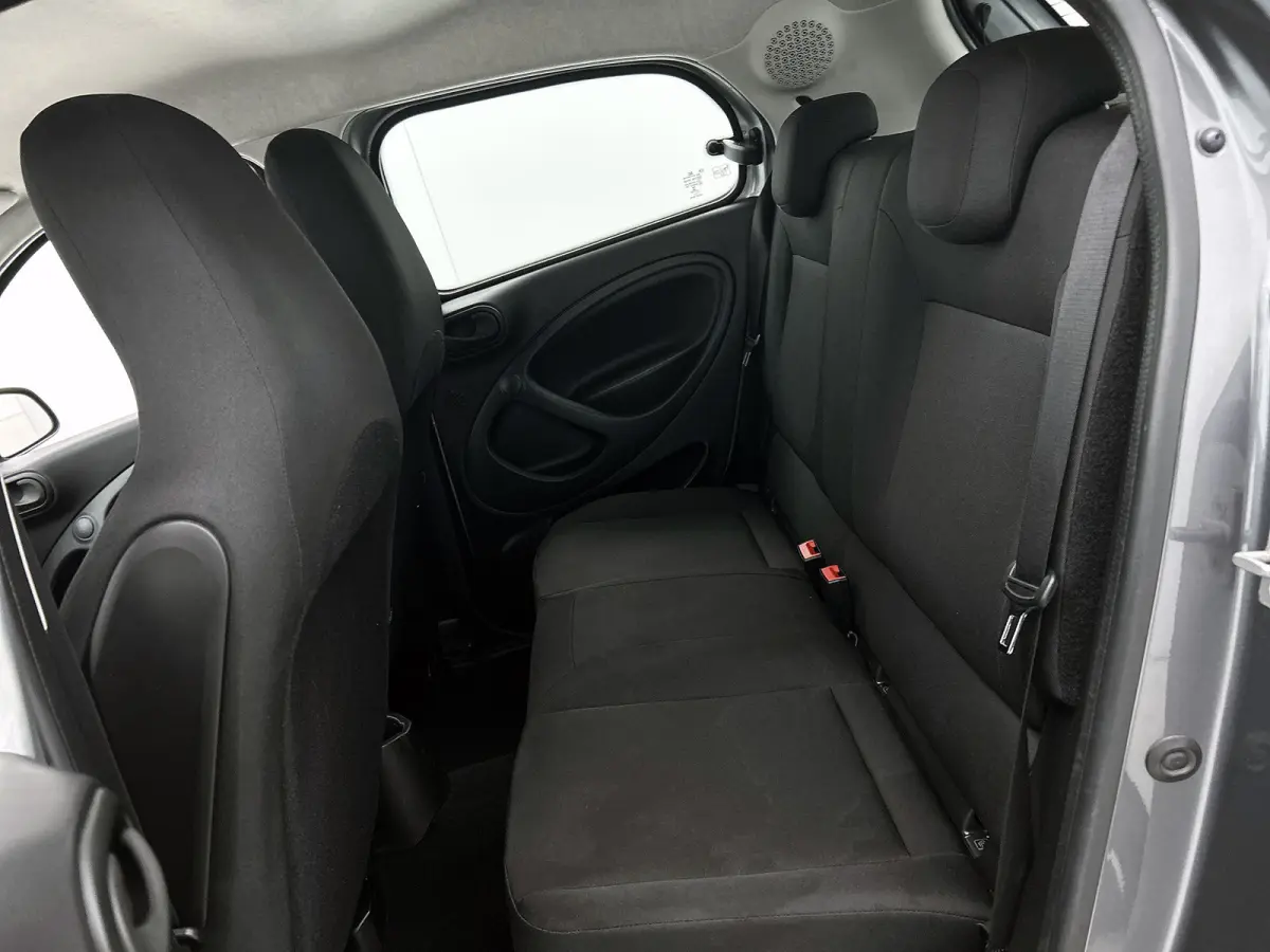 1.0 Business Solution 5drs. / Airco-ecc. / Cruise control / Radio multimedia / Apk 10-2027
