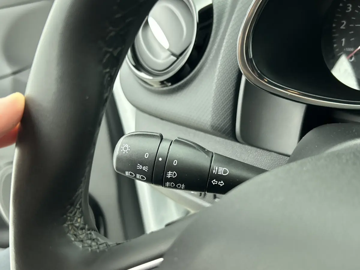 0.9 TCe Limited 90PK / Airco / Navigatie / Radio multimedia / Parkeer sensoren / Apk 06-2028