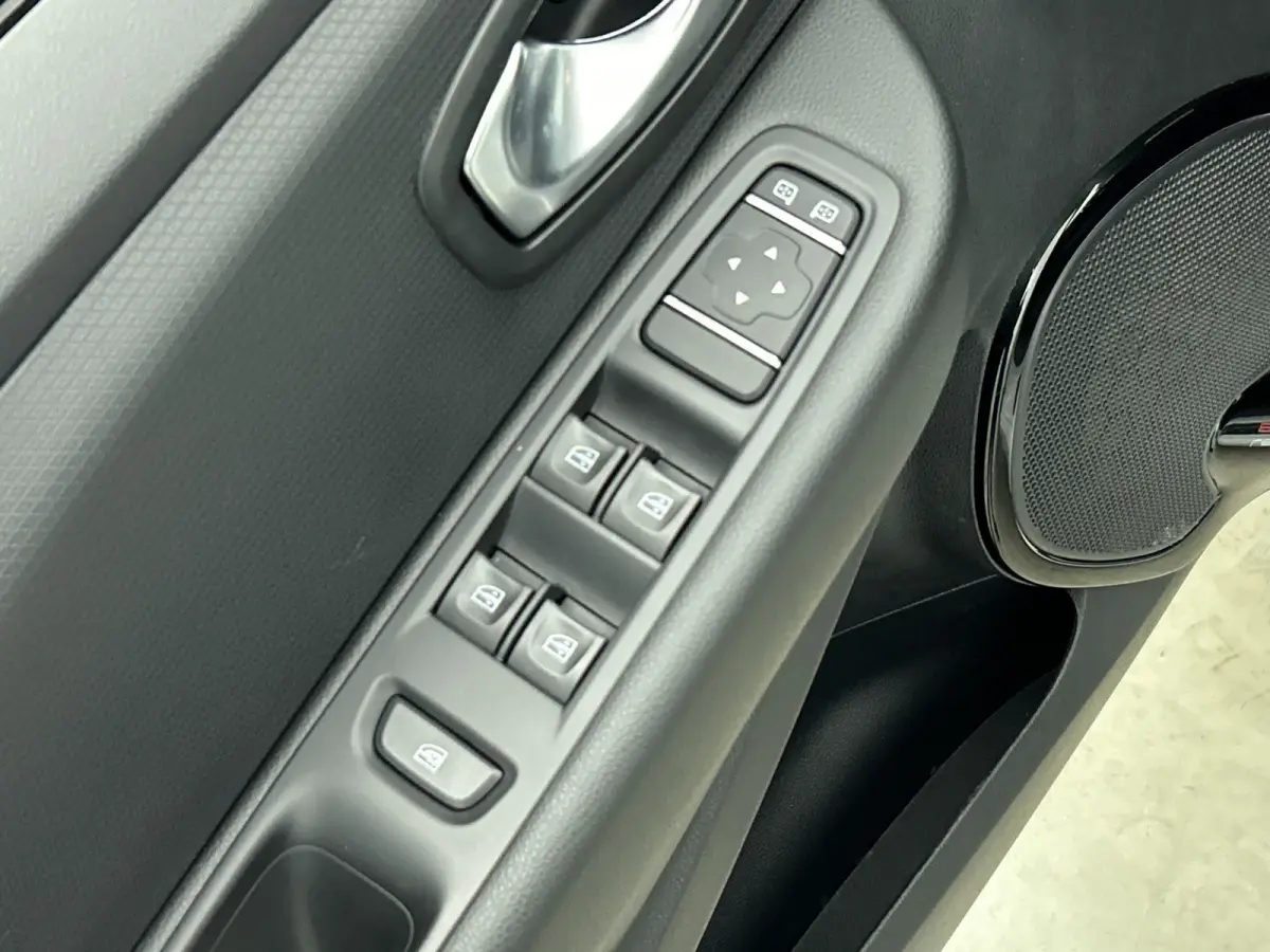 0.9 TCe Limited 90PK / Airco / Navigatie / Radio multimedia / Parkeer sensoren / Apk 06-2028